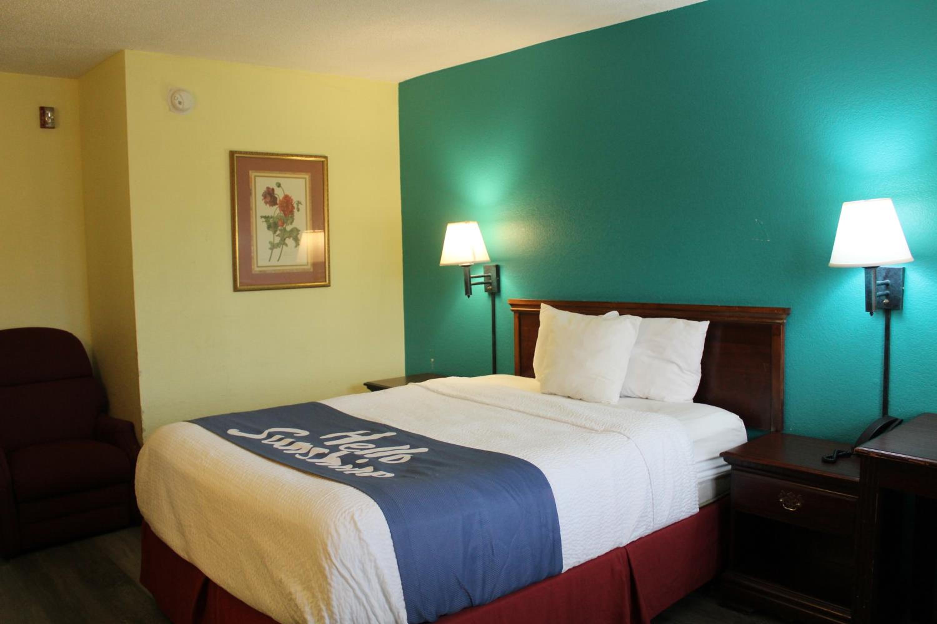 Queen Room with Roll-In Shower - Mobility/Hearing Accessible - Non-Smoking - Photo 2