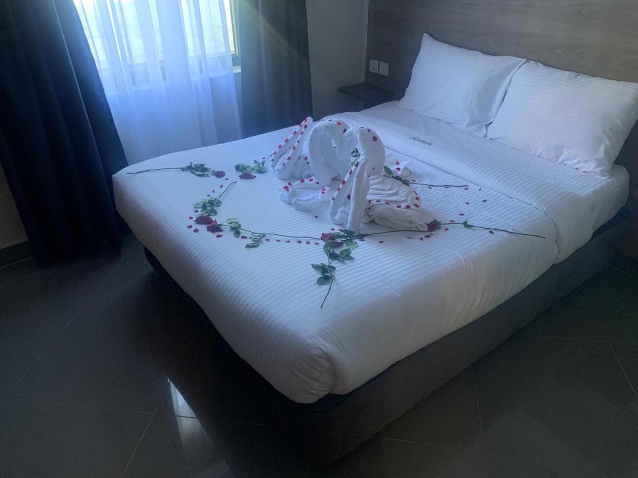 Deluxe Double Room (2 Adults + 1 Child) - Photo 4