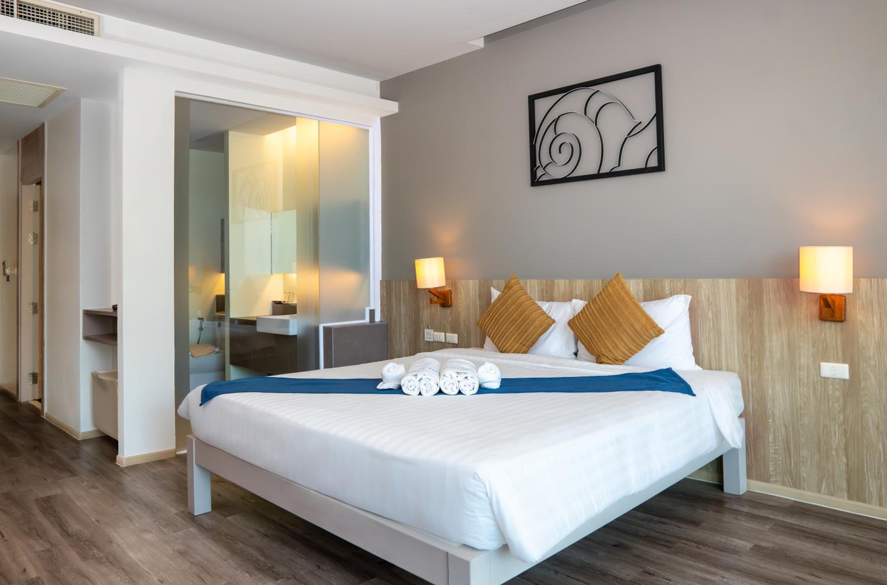 Deluxe Double Room with Balcony - Photo 1