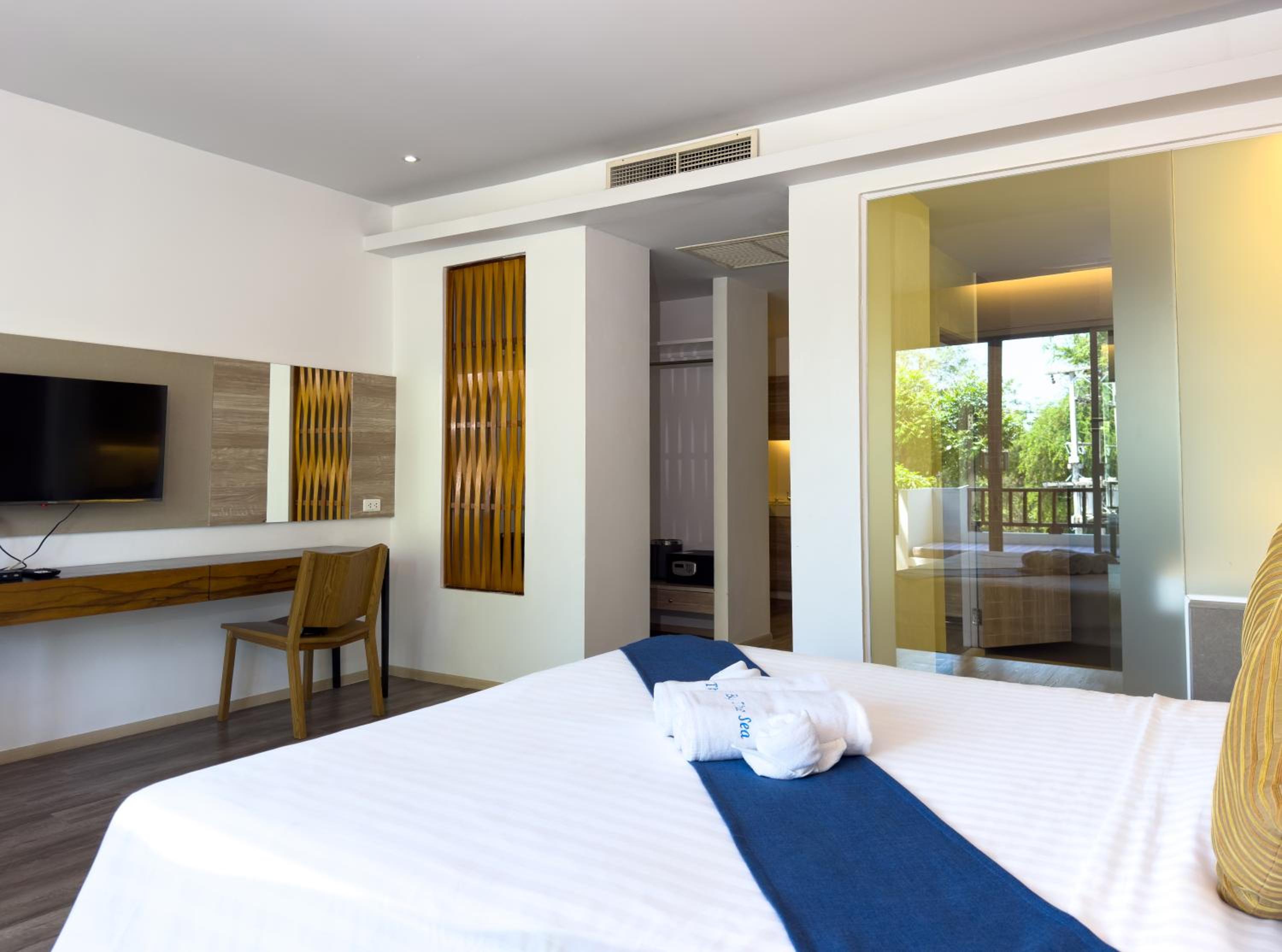 Deluxe Double Room with Balcony - Photo 7