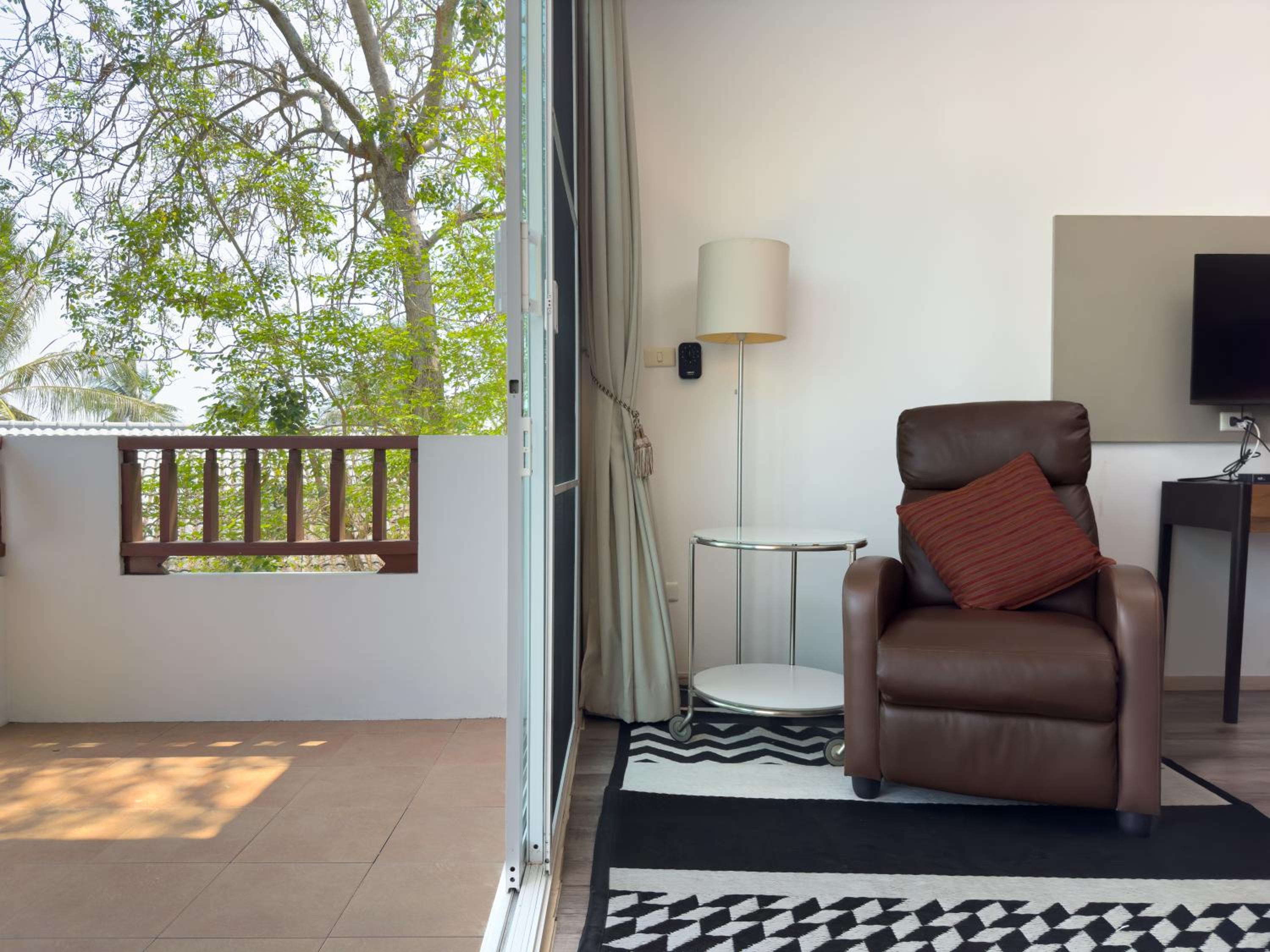 Deluxe Double Room with Balcony - Photo 6