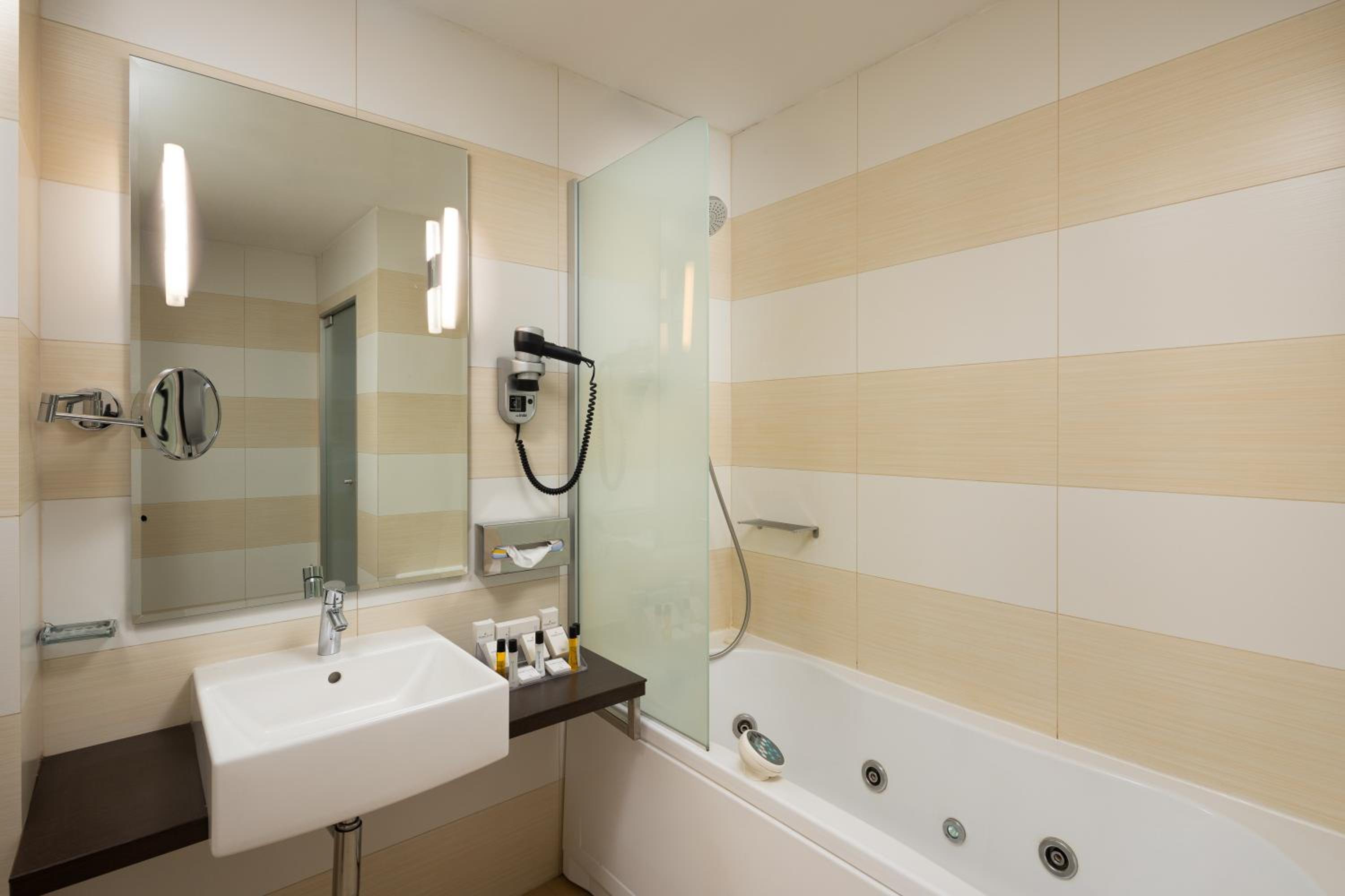Deluxe King Room - Photo 6