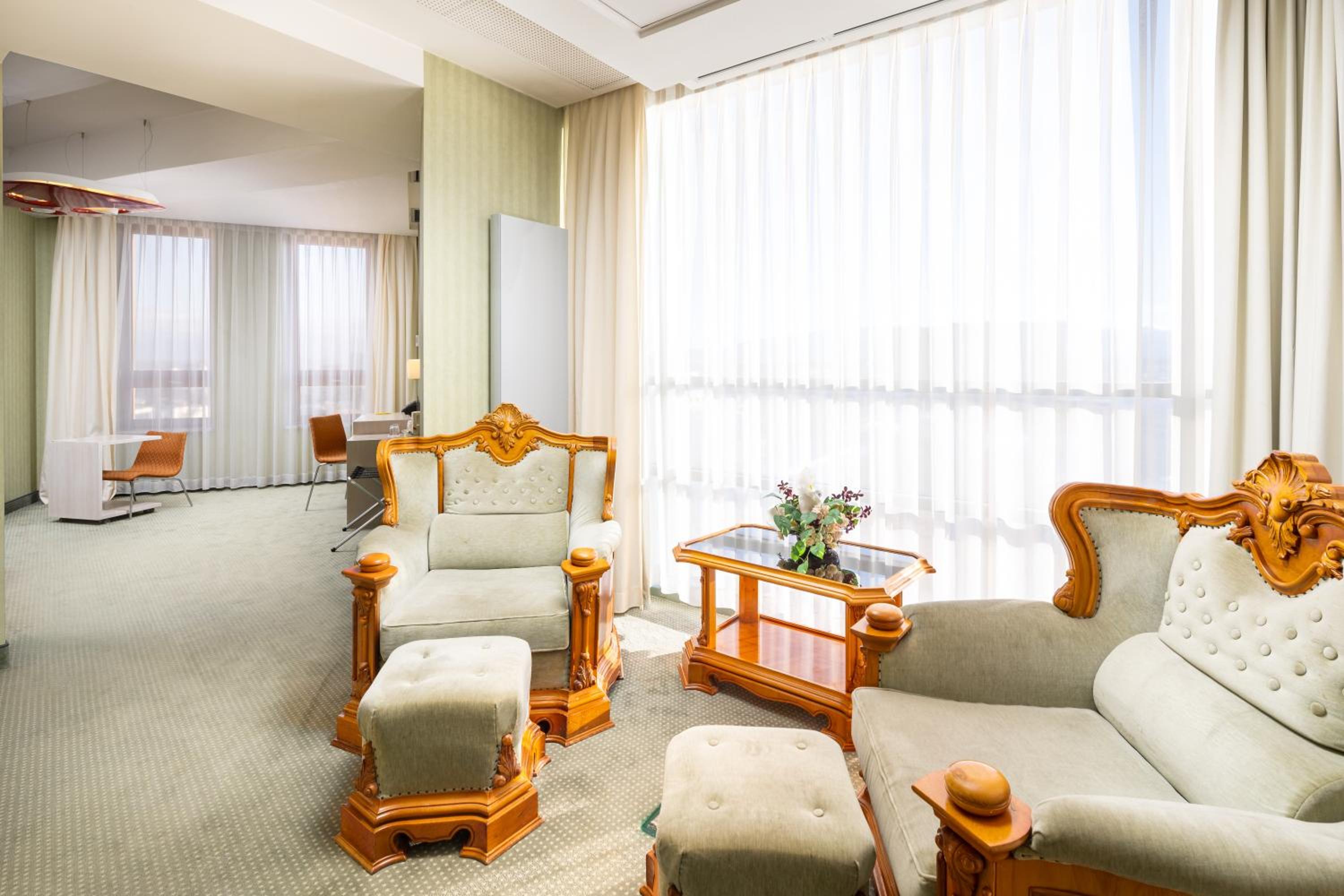 Deluxe King Room - Photo 3