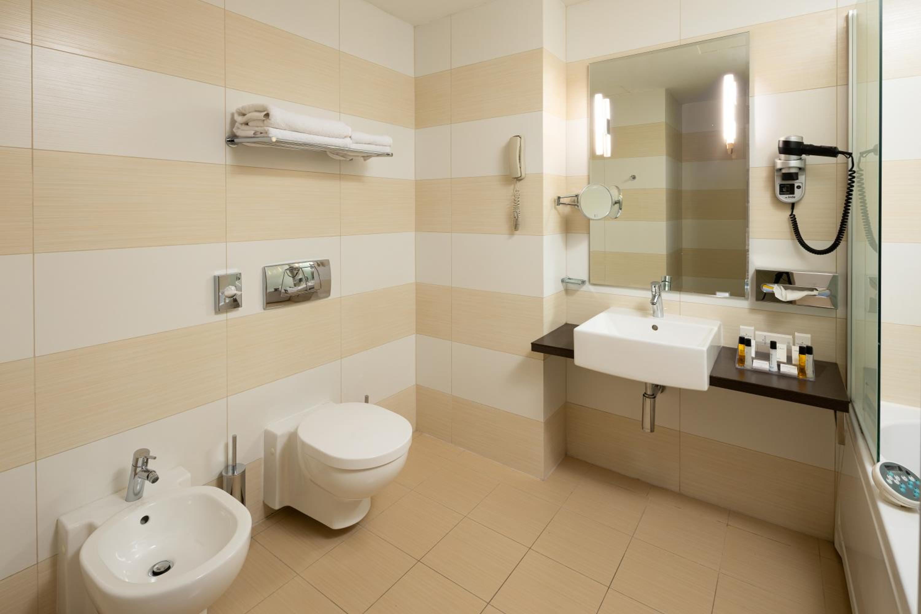 Deluxe King Room - Photo 5