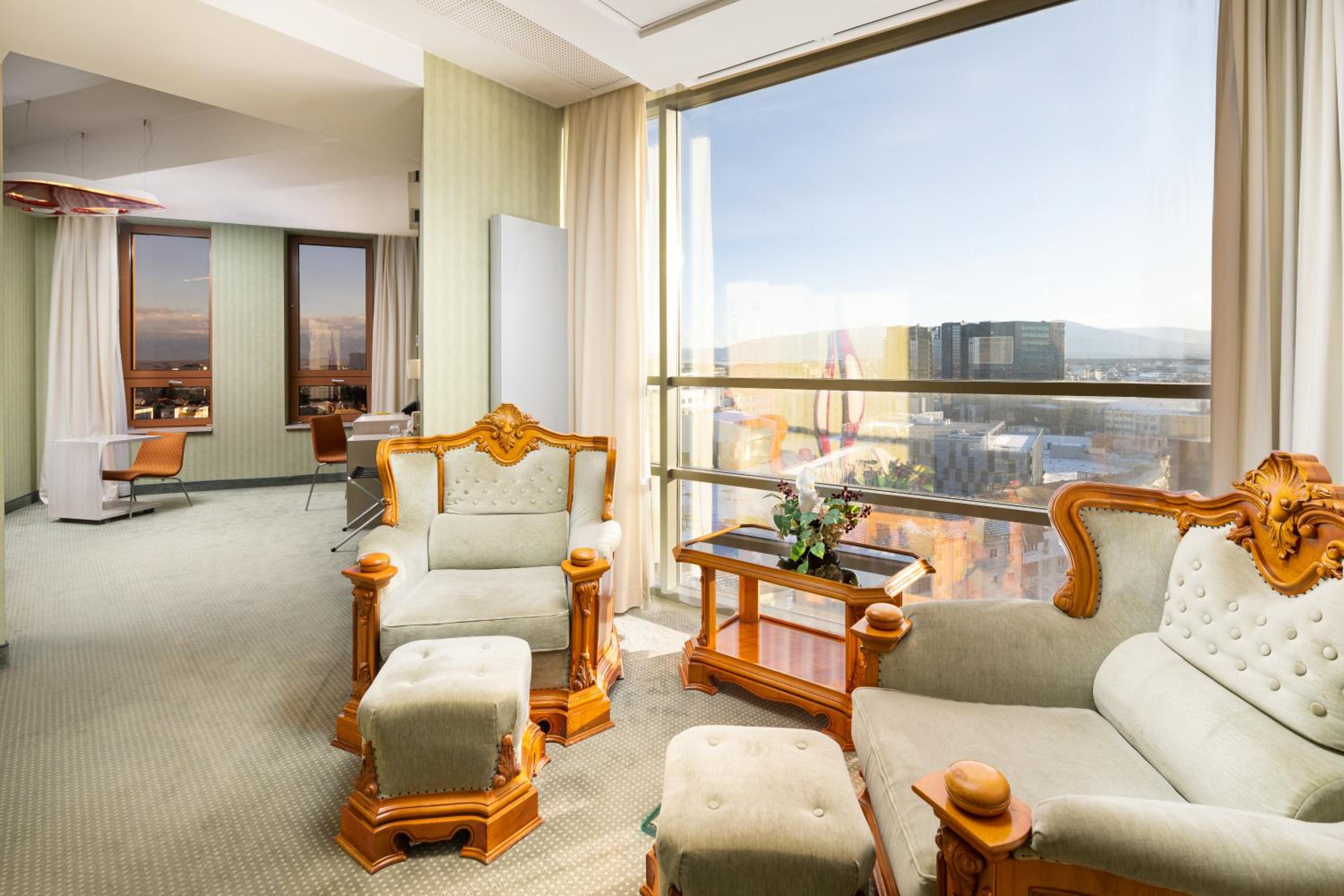 Deluxe King Room - Photo 4