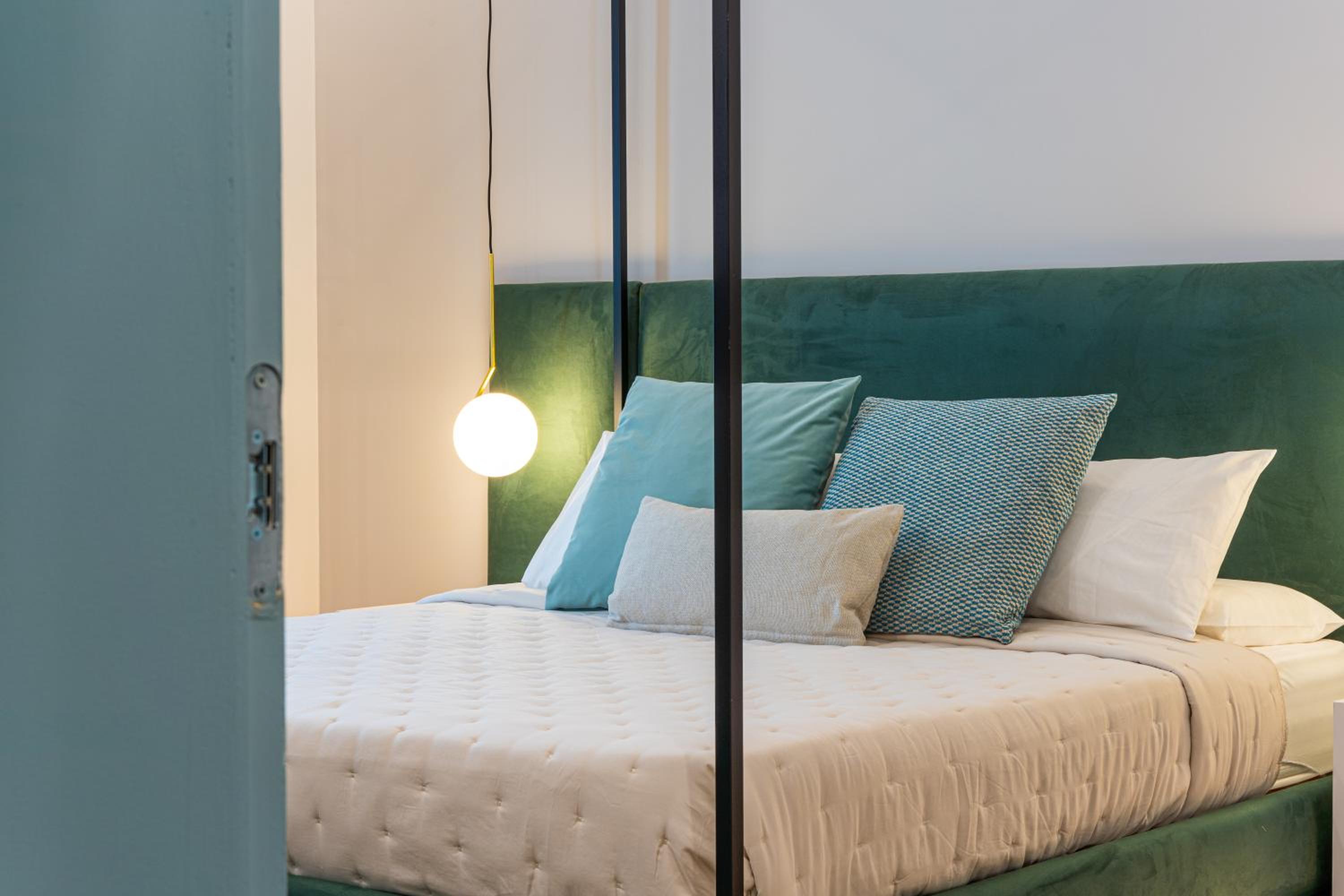 Deluxe Queen Room - Photo 1