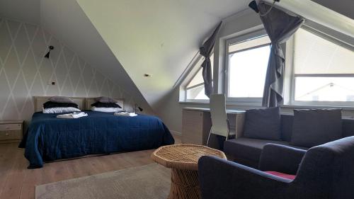 Family Room with Private Bathroom - Photo 4