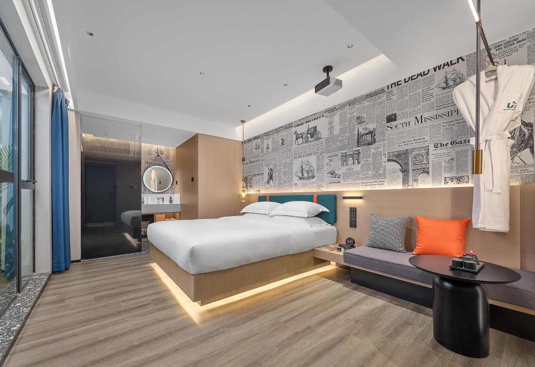 Video Queen Room