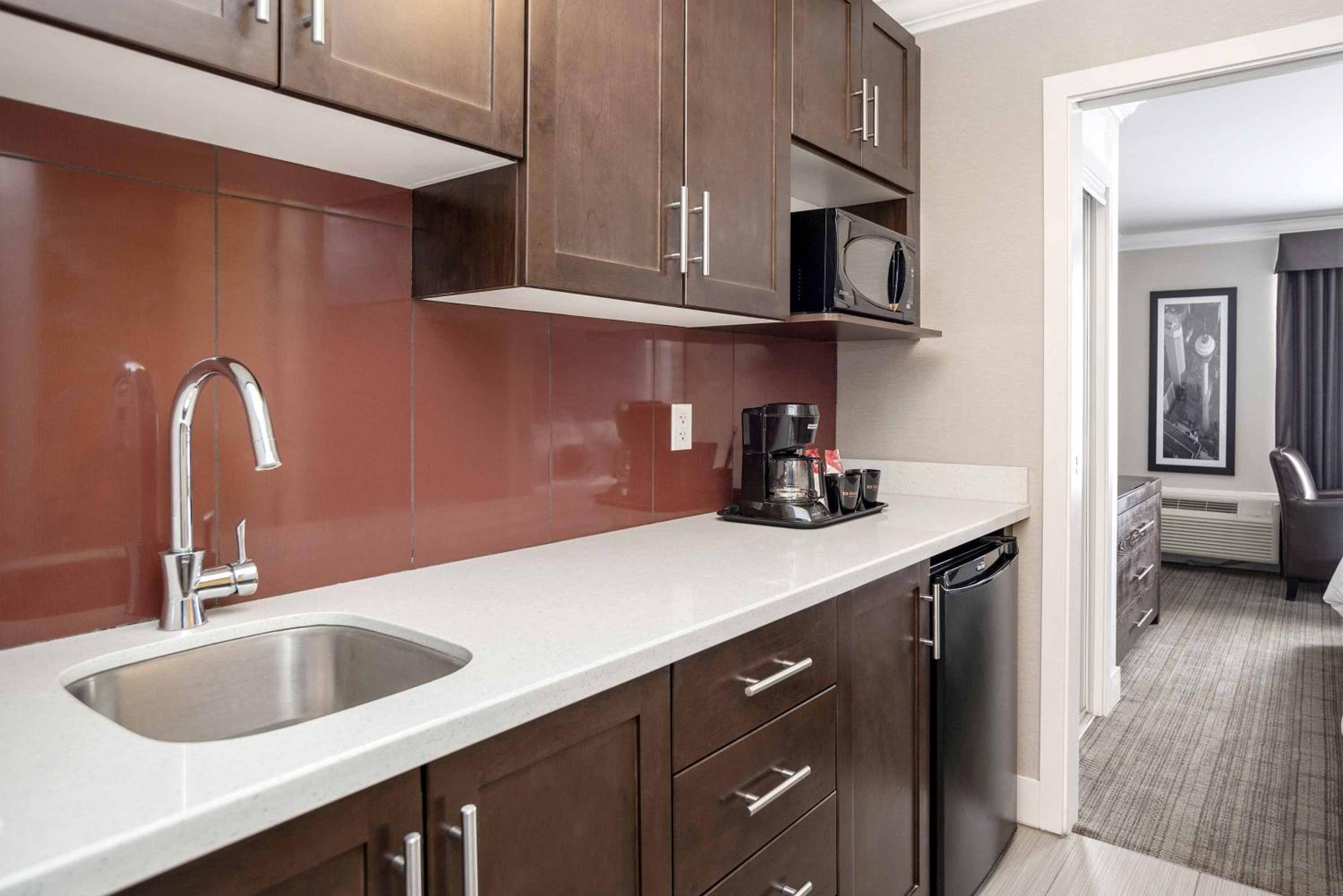 Family Suite, 1 King Bed, 2 Single Beds, Kitchenette - Photo 2