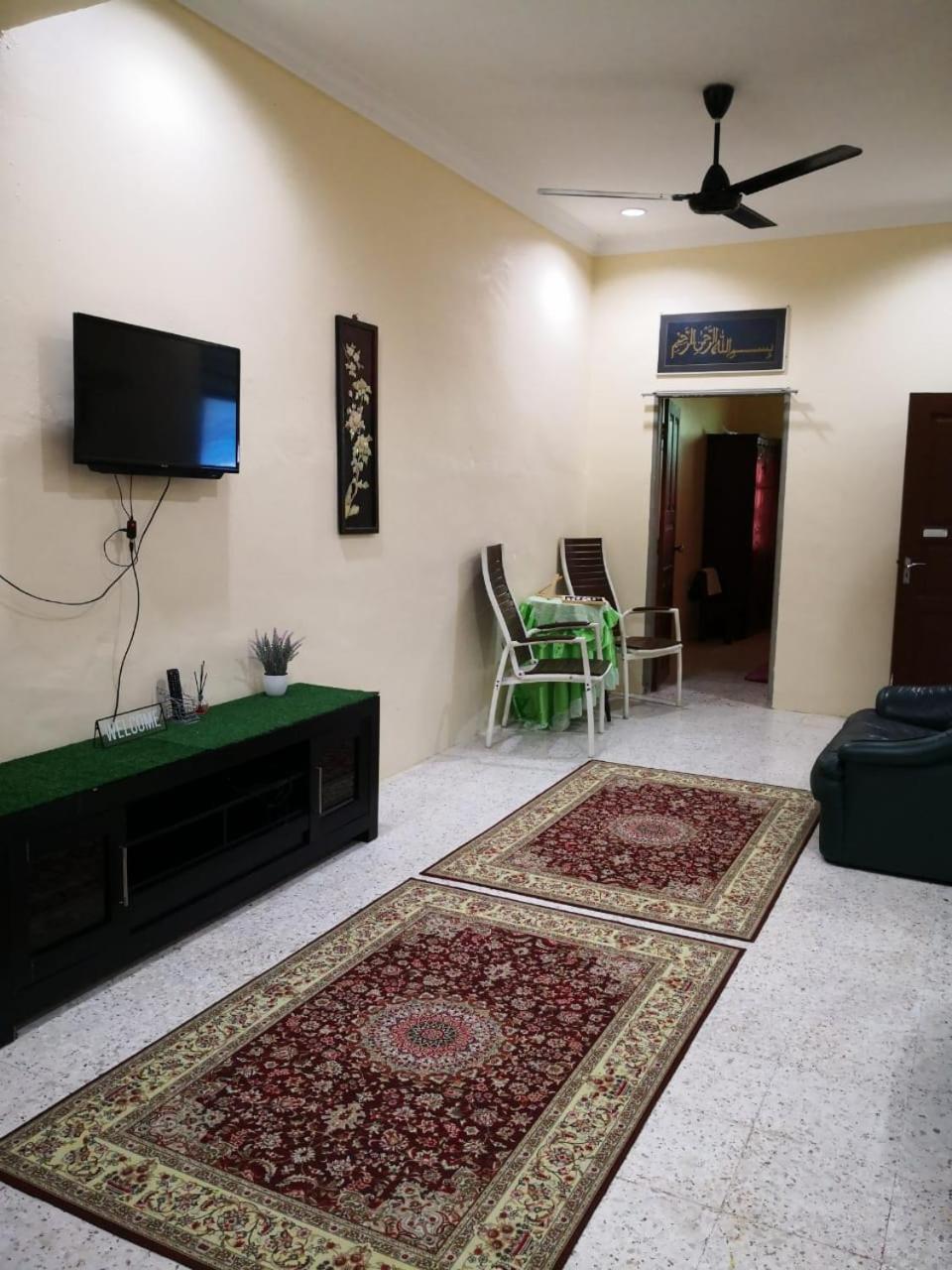 Three-Bedroom House photo 3