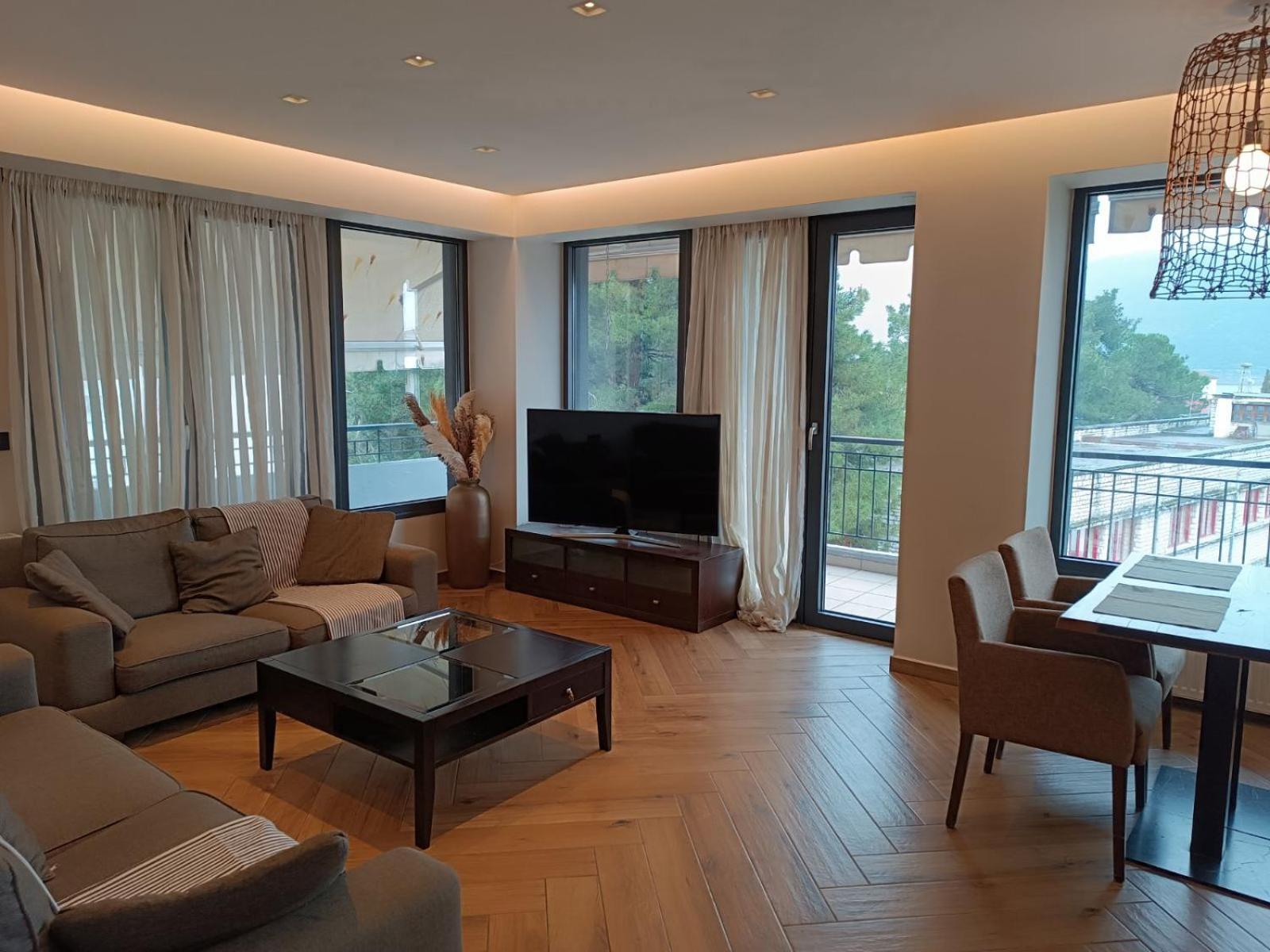 One-Bedroom Apartment With Lake View