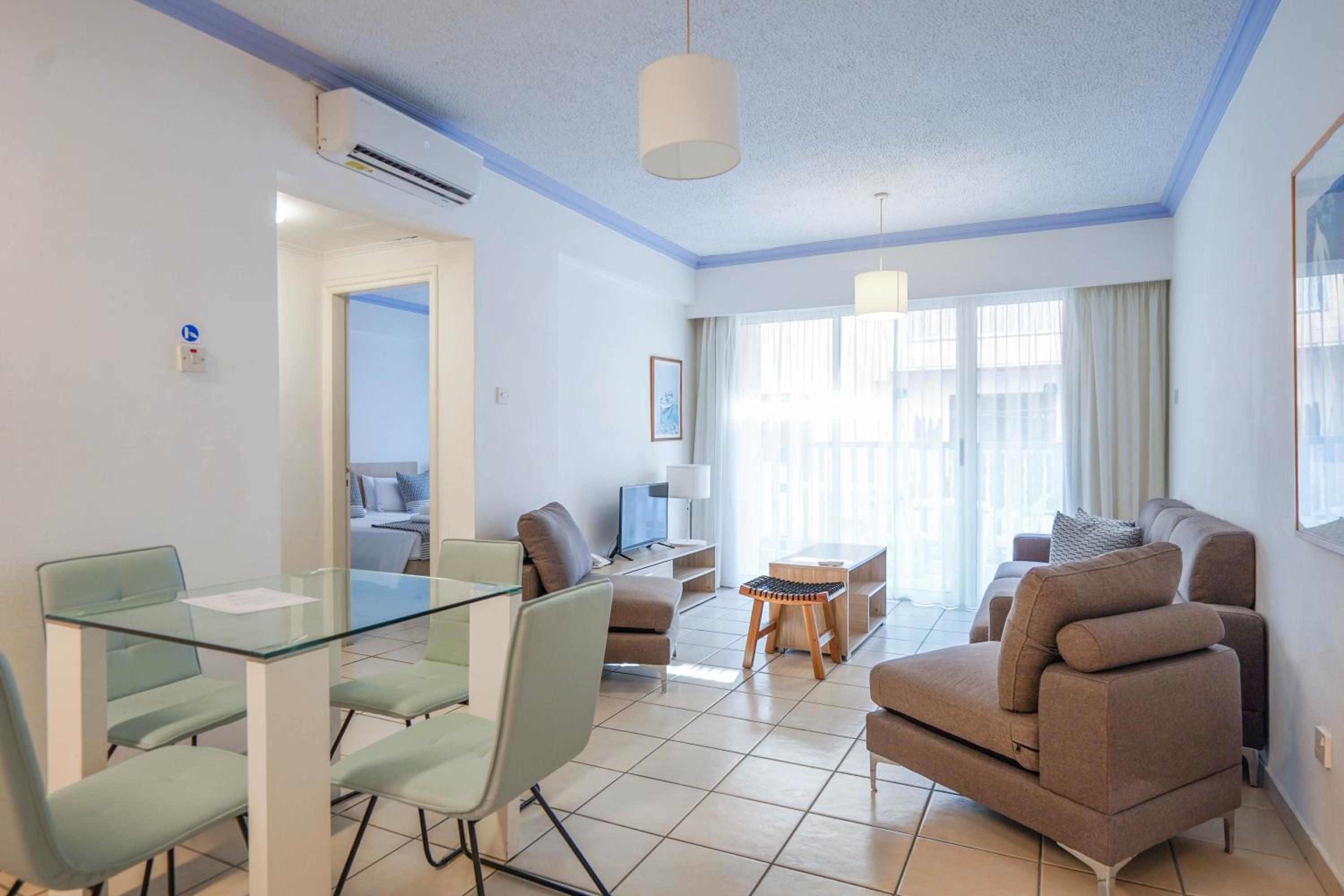 One-Bedroom Suite - Photo 2