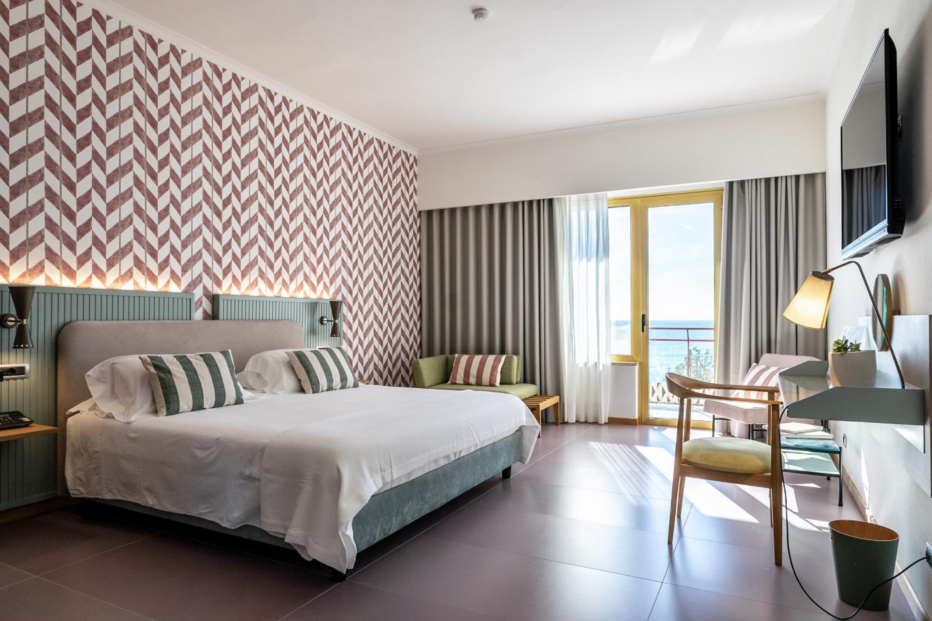Deluxe King Room photo 1