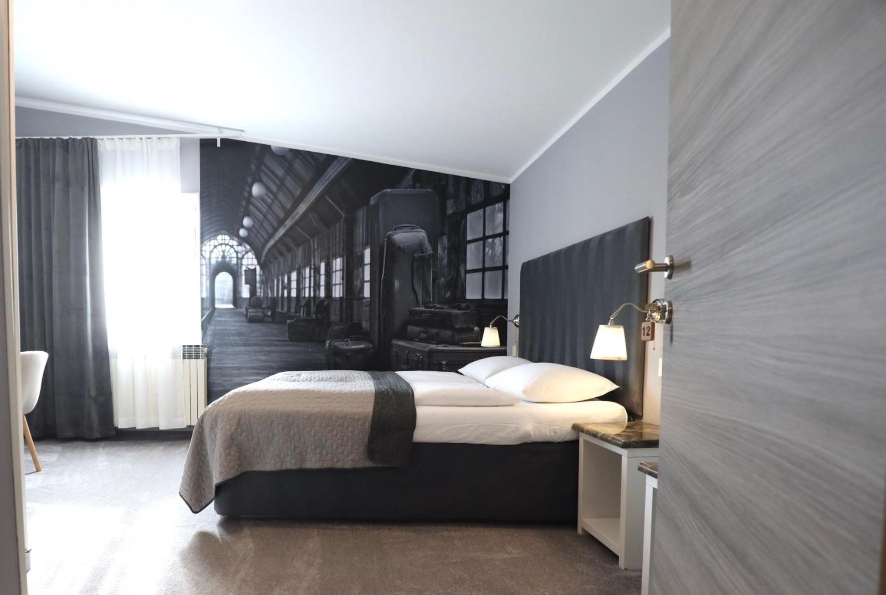 Double Room with Private Bathroom - Photo 9