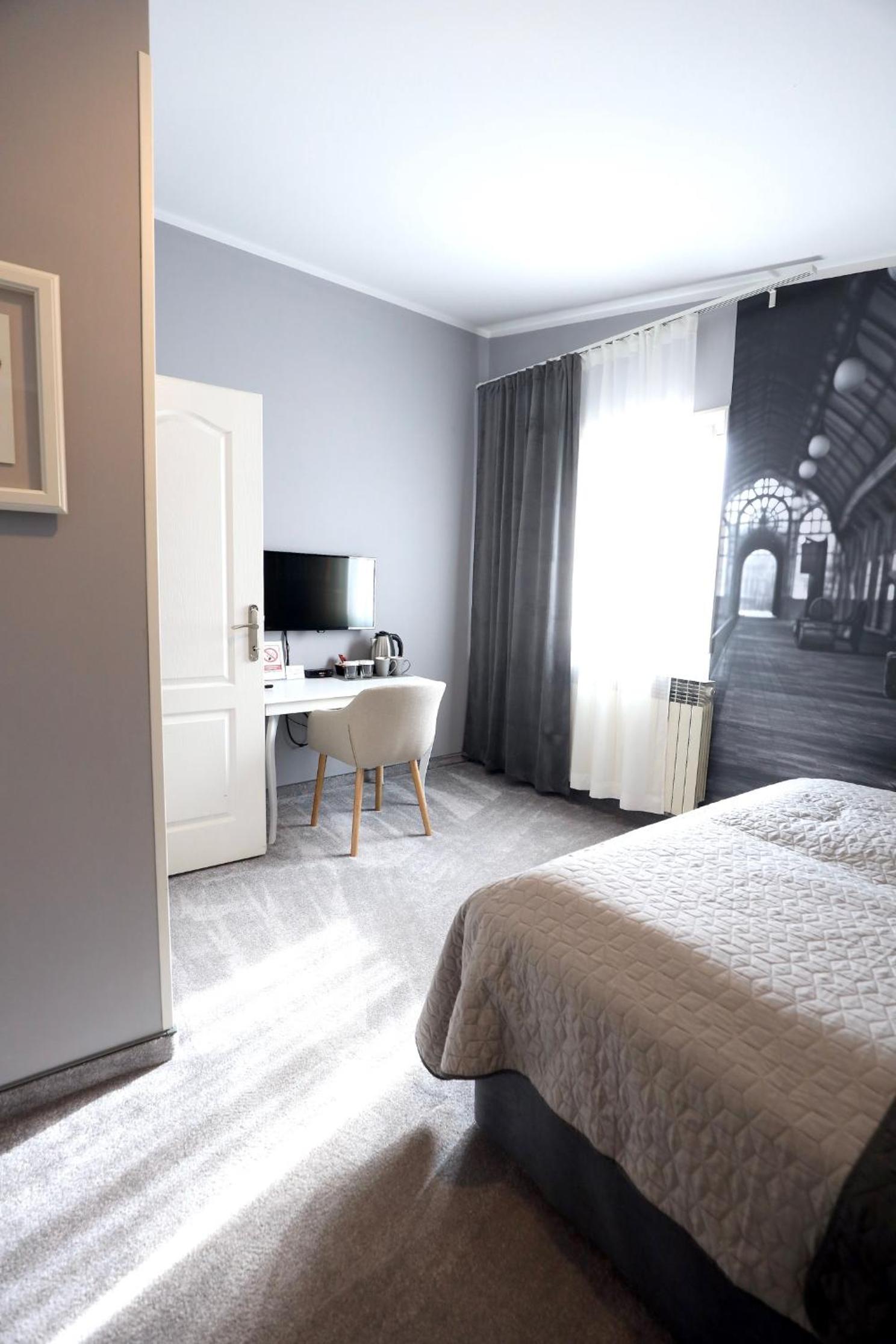 Double Room with Private Bathroom - Photo 25