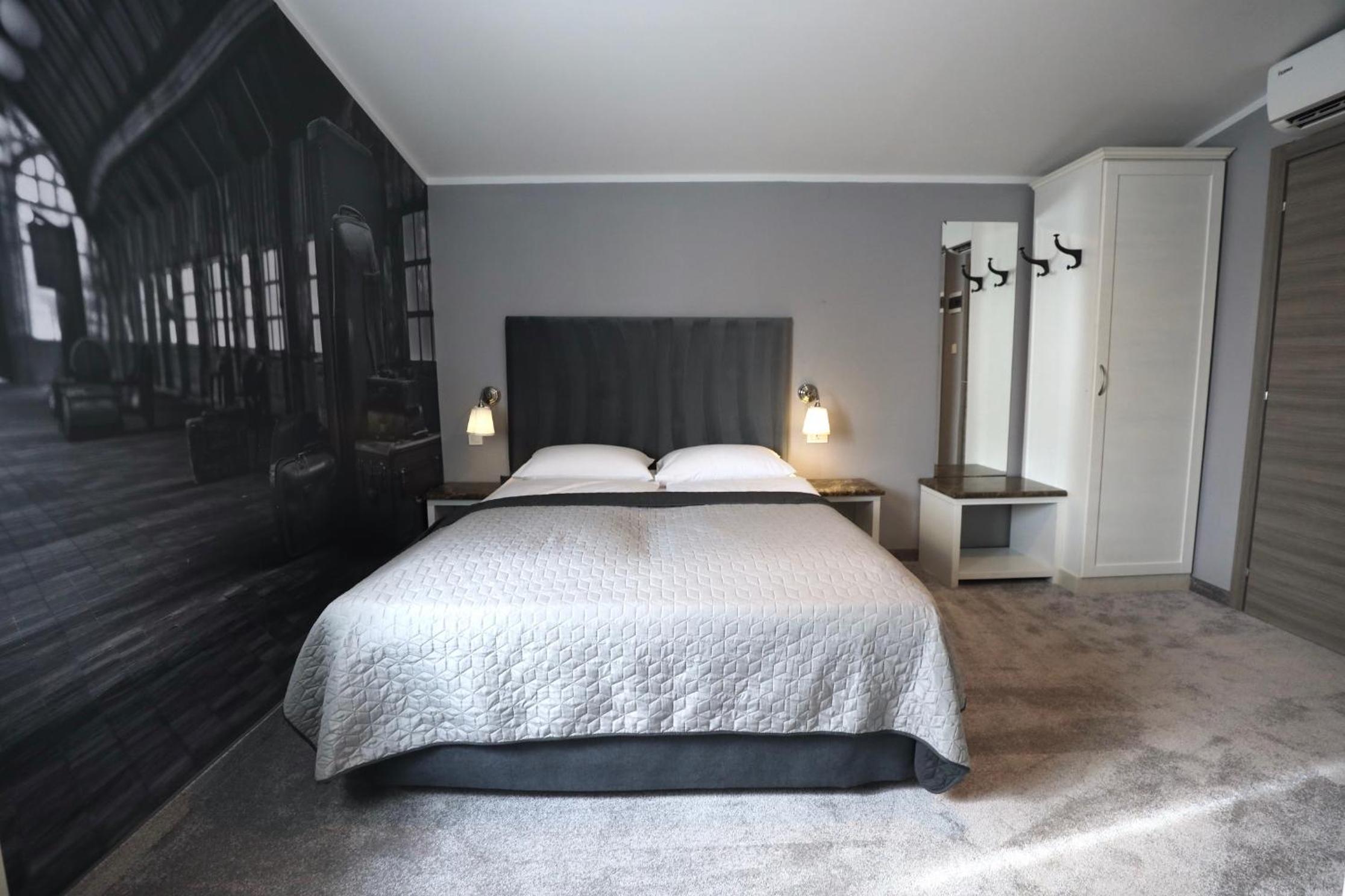 Double Room with Private Bathroom - Photo 13