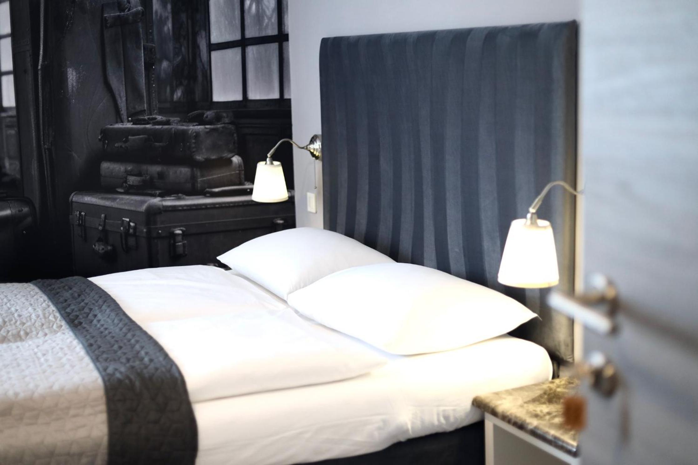 Double Room with Private Bathroom - Photo 18