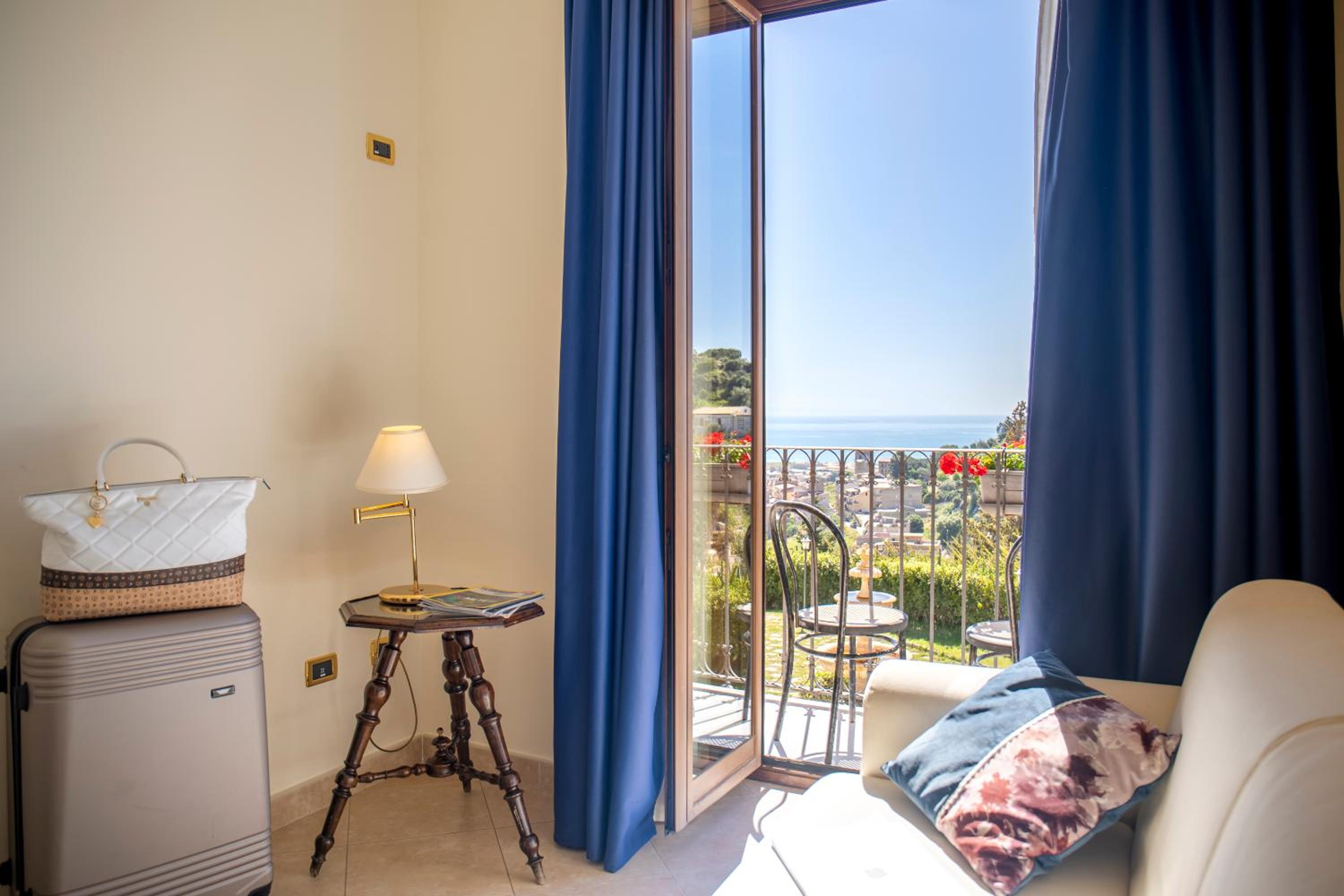 Suite with Sea View - Photo 2