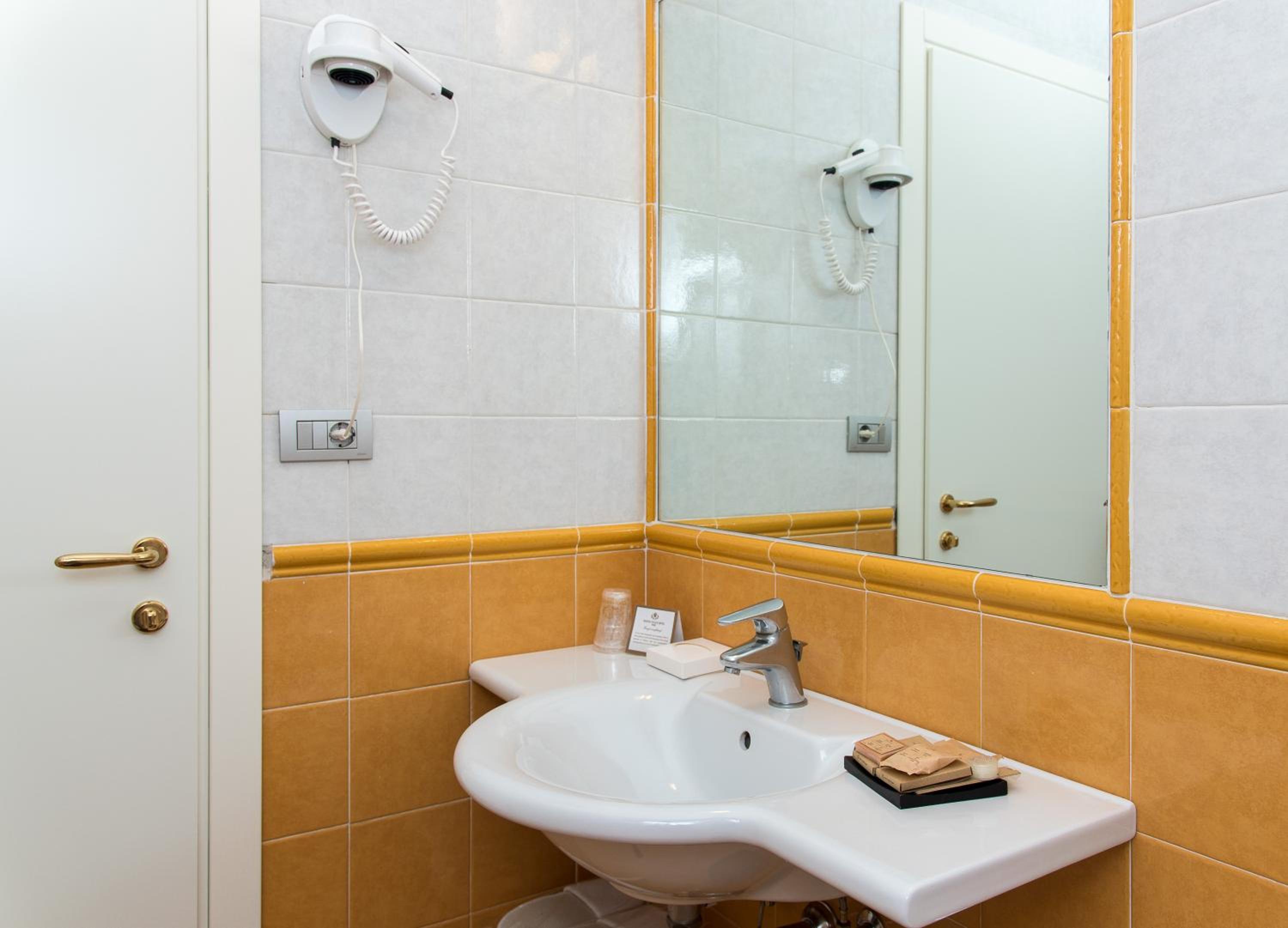Standard Double Room - Photo 2
