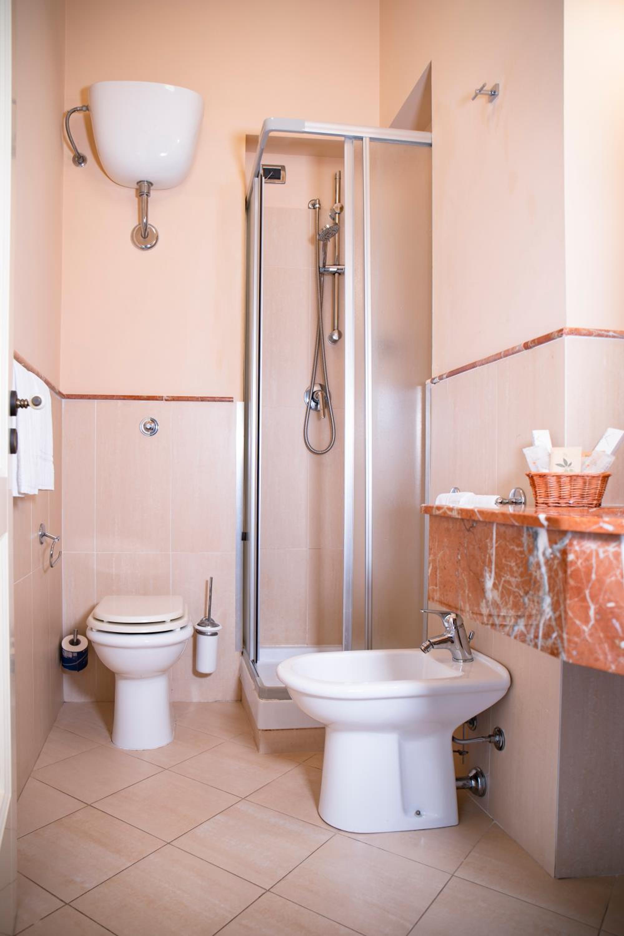 Standard Double or Twin Room - Photo 7