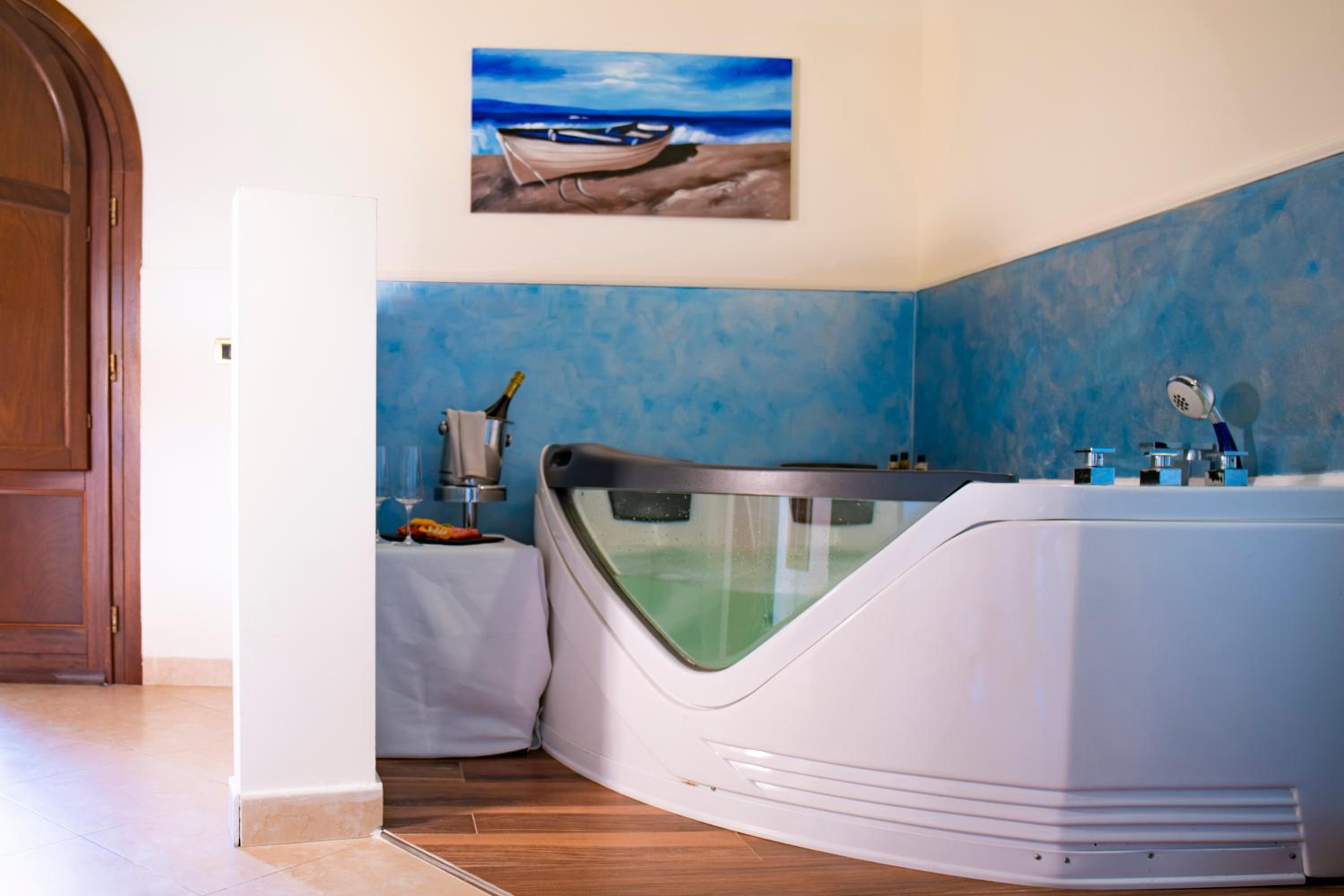Suite with Hot Tub - Photo 3