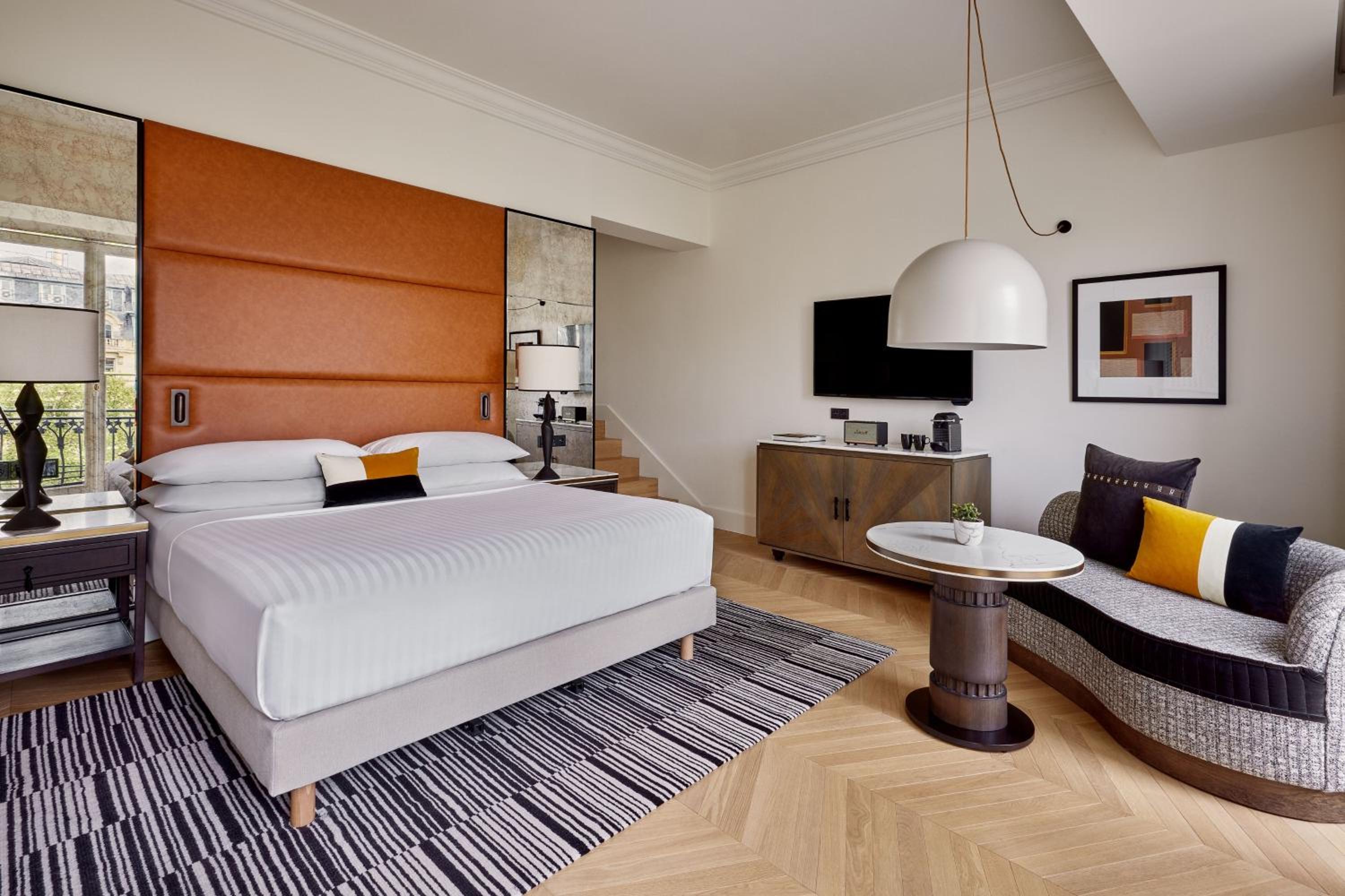 King Room with Champs Elysées View thumbnail 6