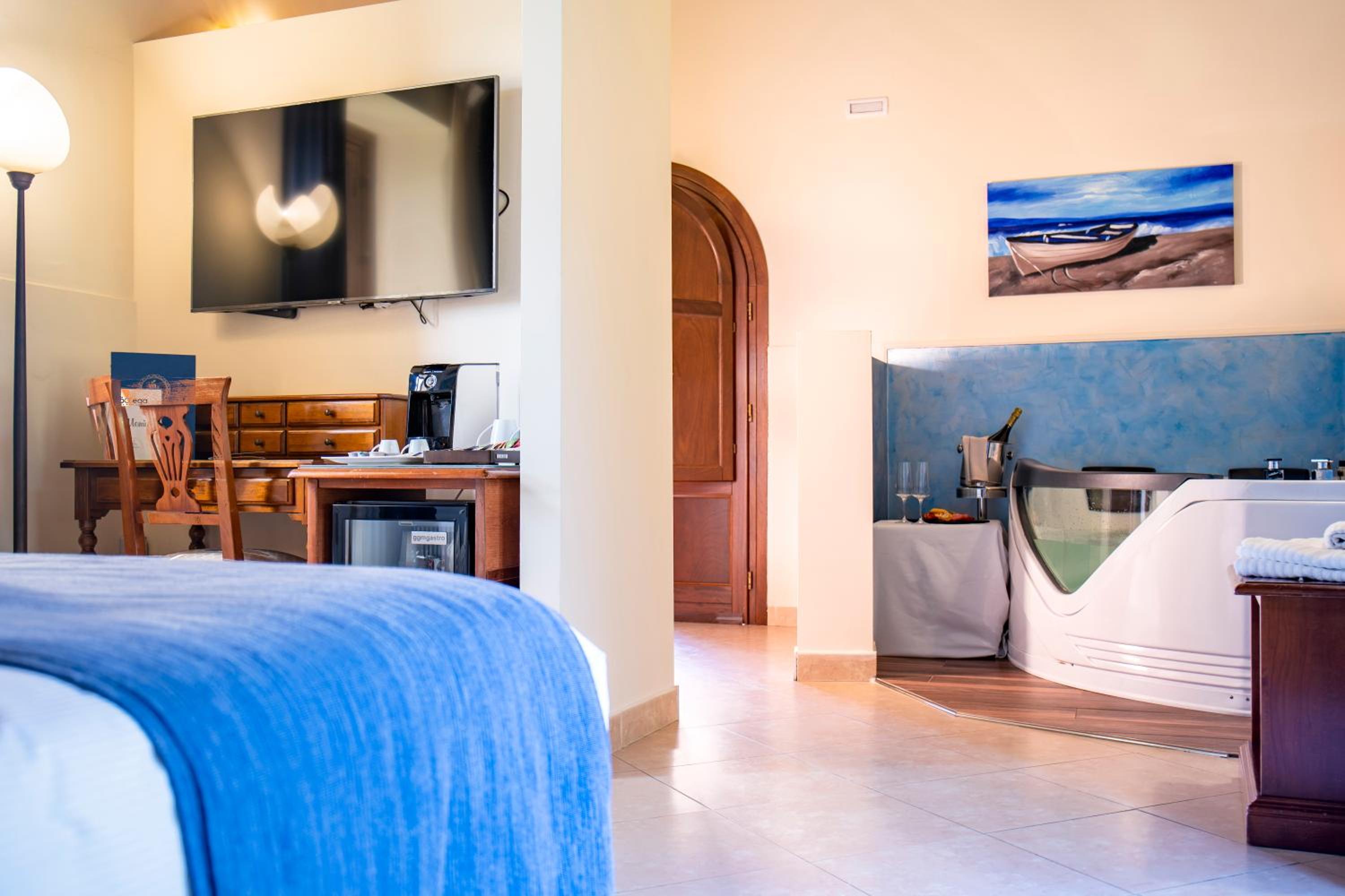Suite with Hot Tub - Photo 12