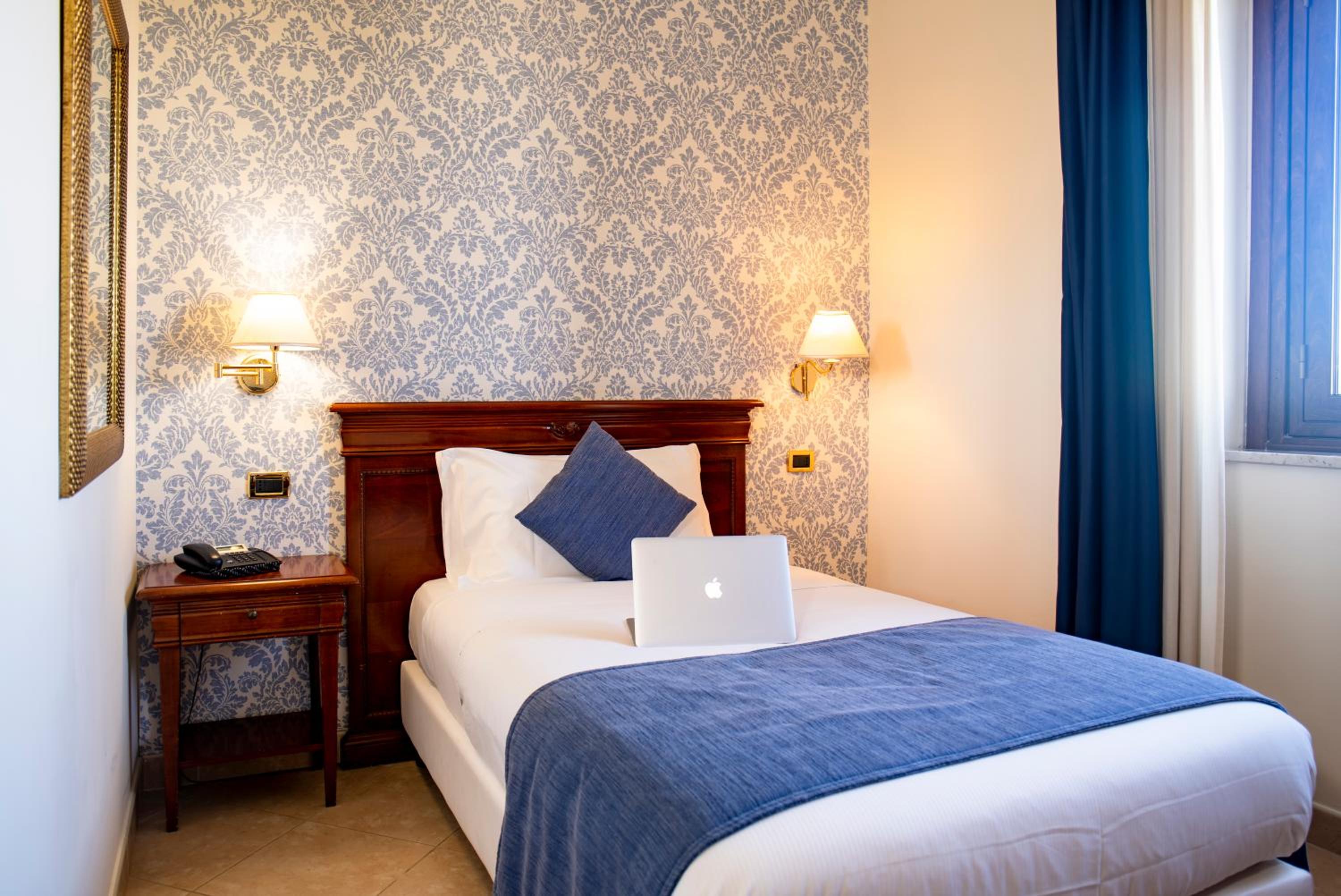 Business Single Room with French Bed photo 1