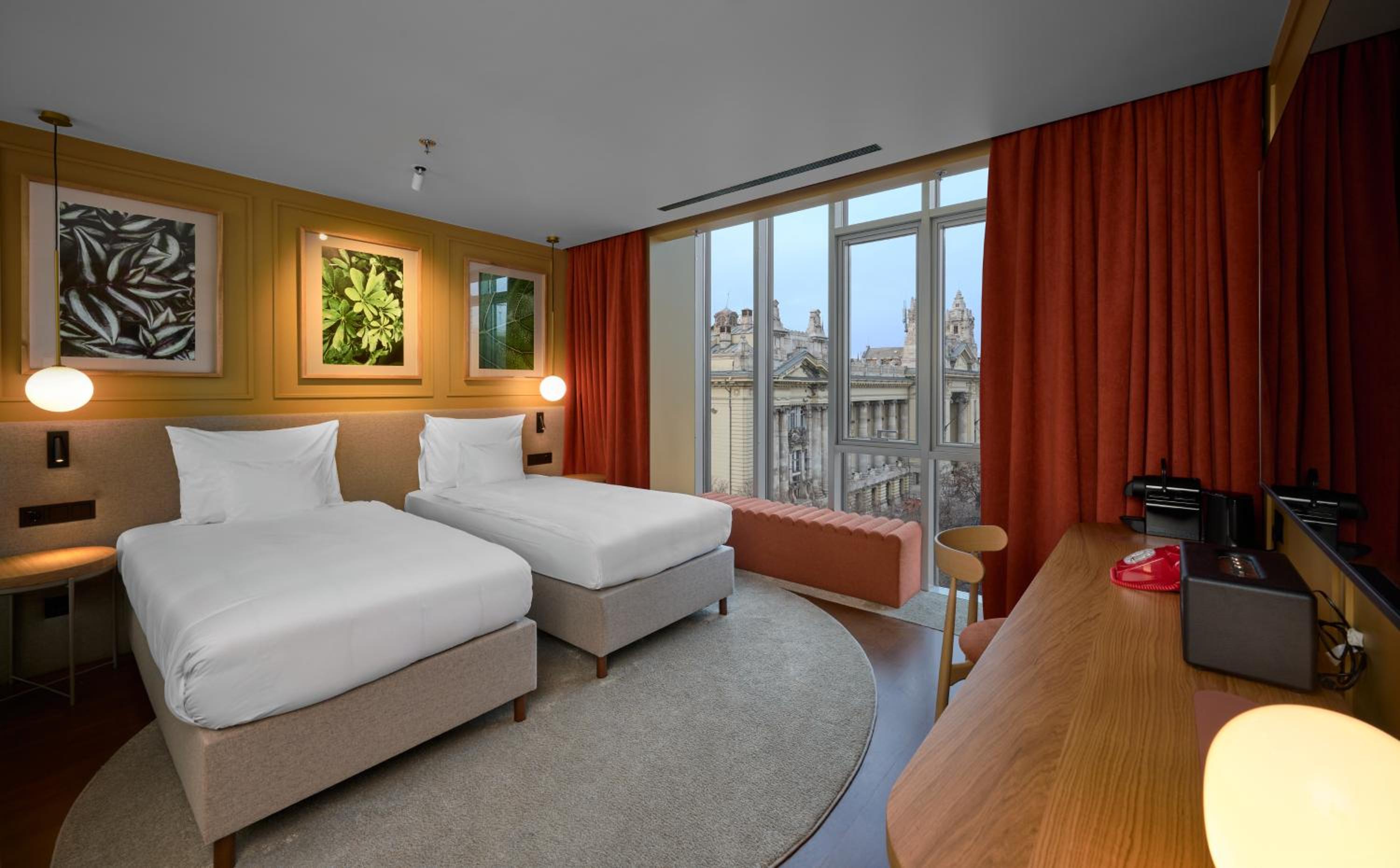 Deluxe Room thumbnail 6