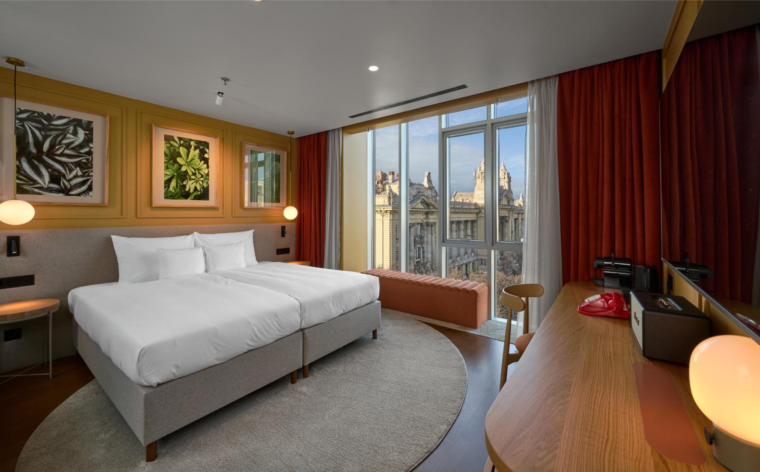 Deluxe Room thumbnail 5