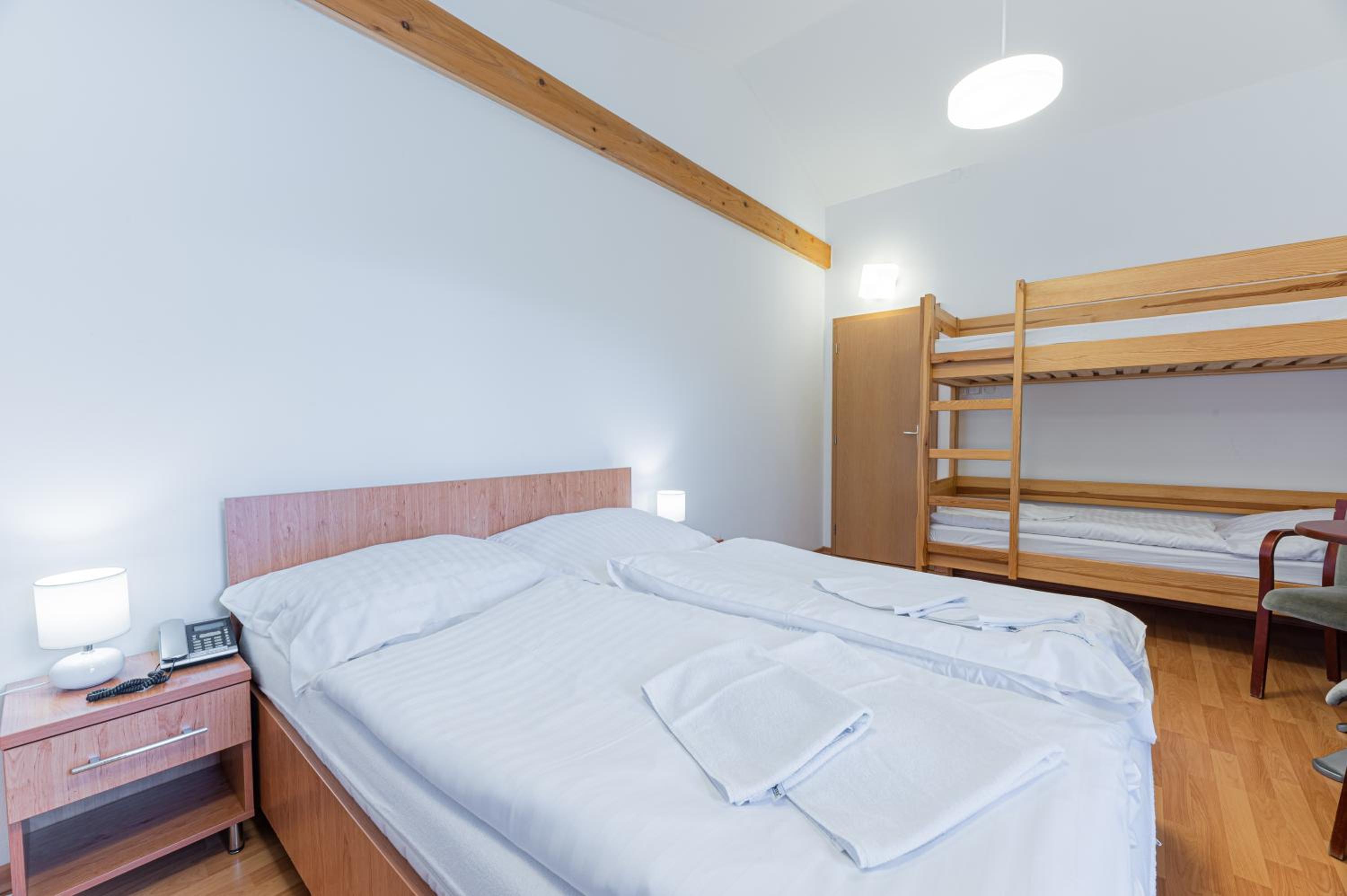 Large Double Room - Photo 3