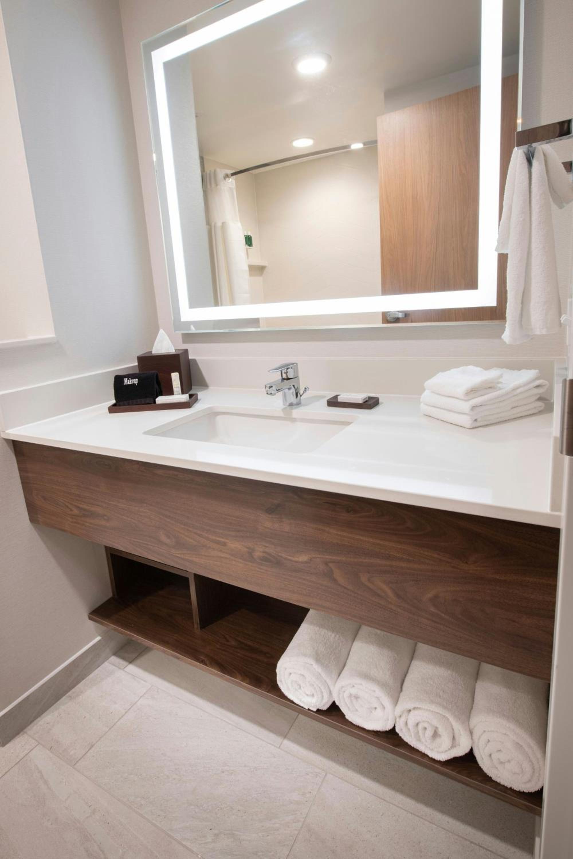 Queen Room with Two Queen Beds - Hearing Accessible photo 3