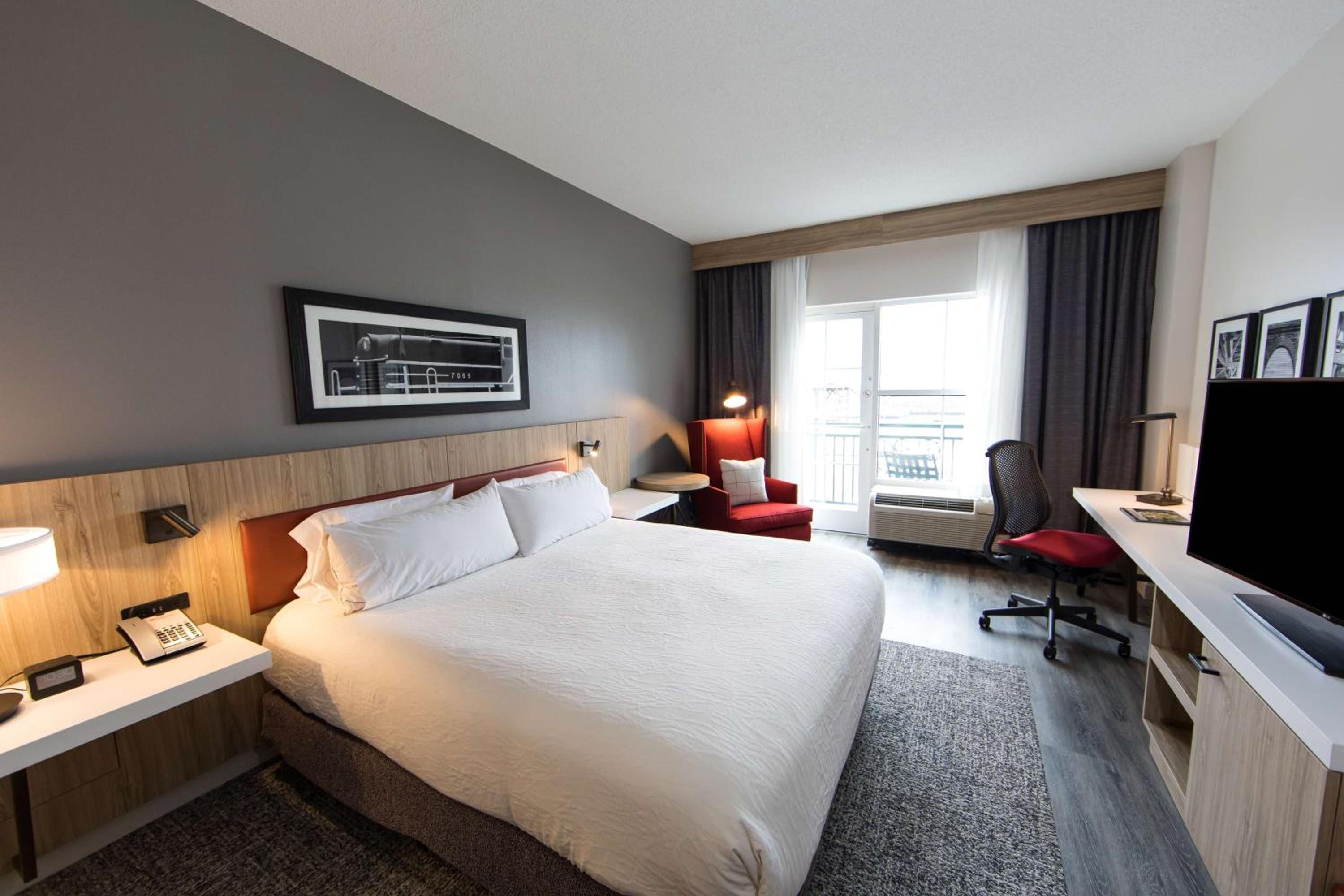 King Room with Balcony - Photo 6