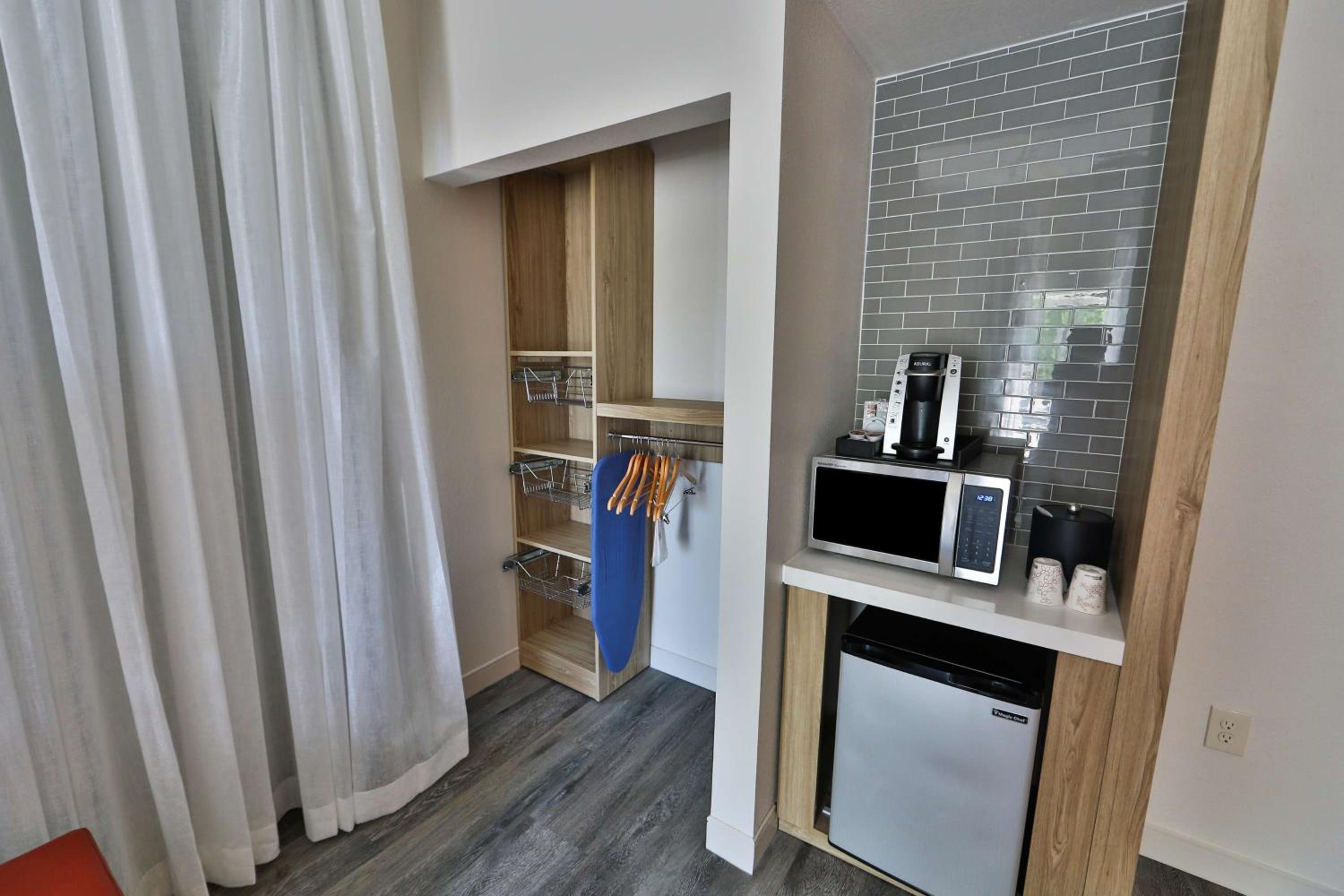 King Room with Roll-In Shower - Mobility/Hearing Accessible - Photo 2