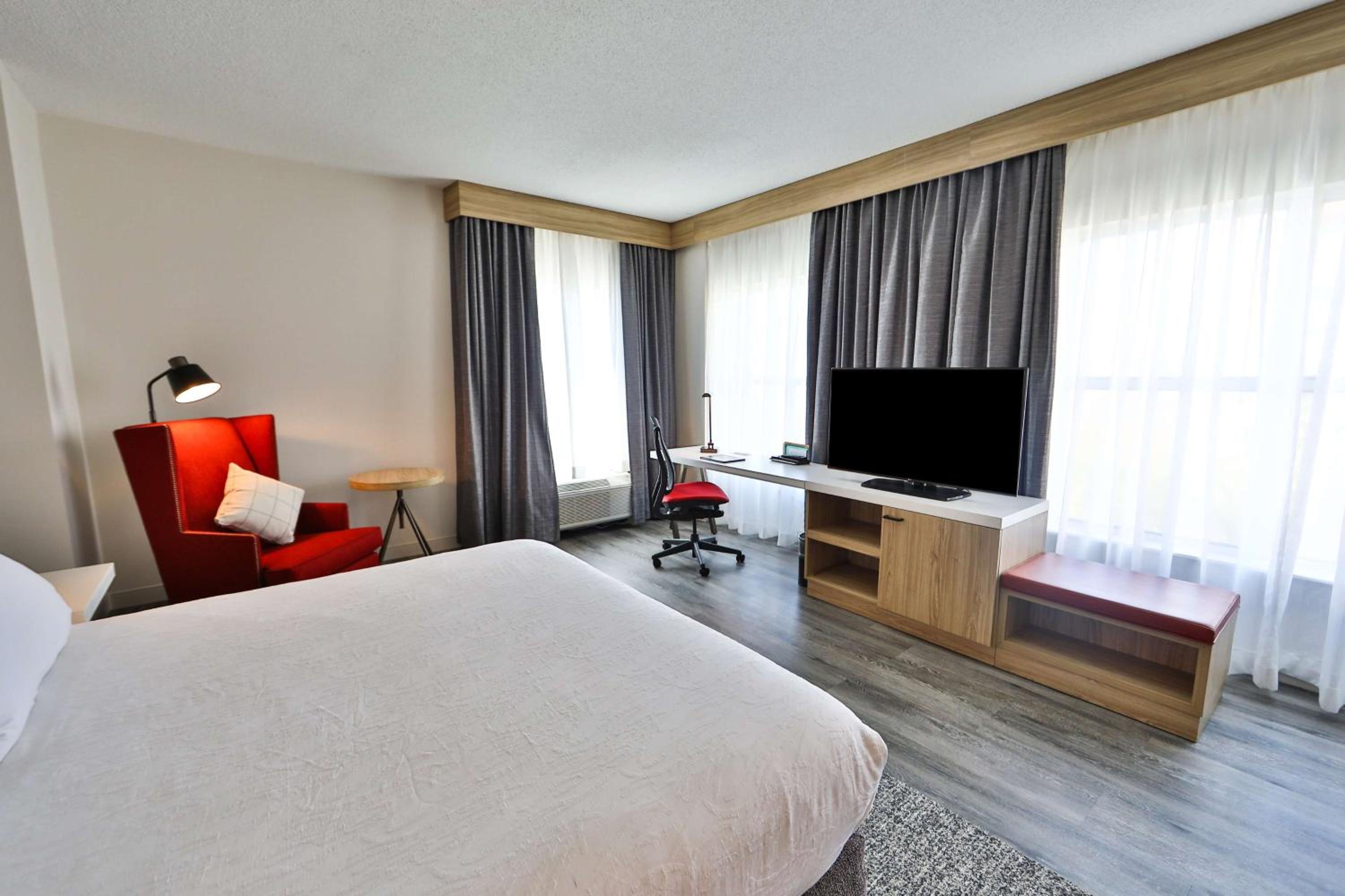 King Room with Tub - Mobility and Hearing Access - Photo 1