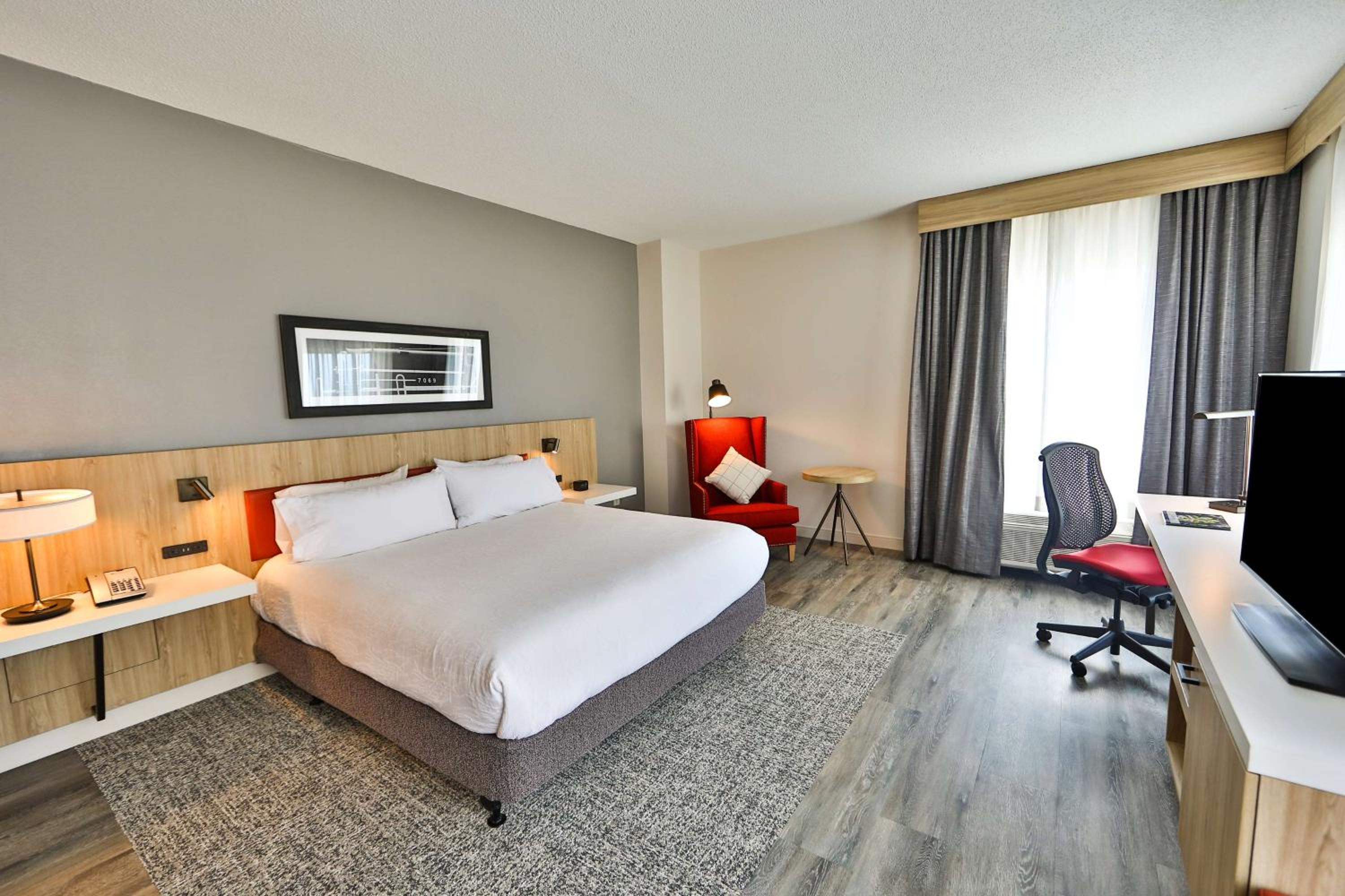 King Room with Bath Tub - Mobility/Hearing Access - Photo 1