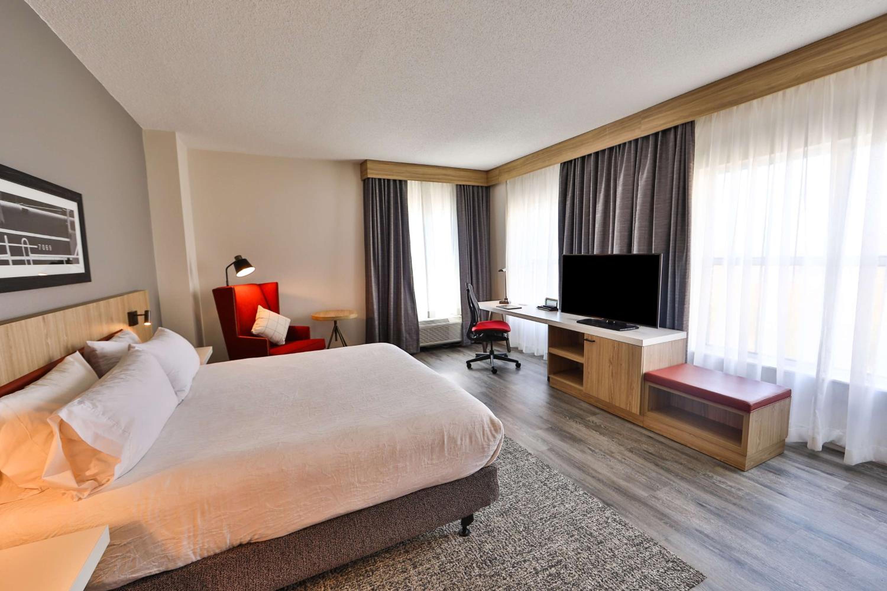 King Room with Tub - Mobility and Hearing Access - Photo 2