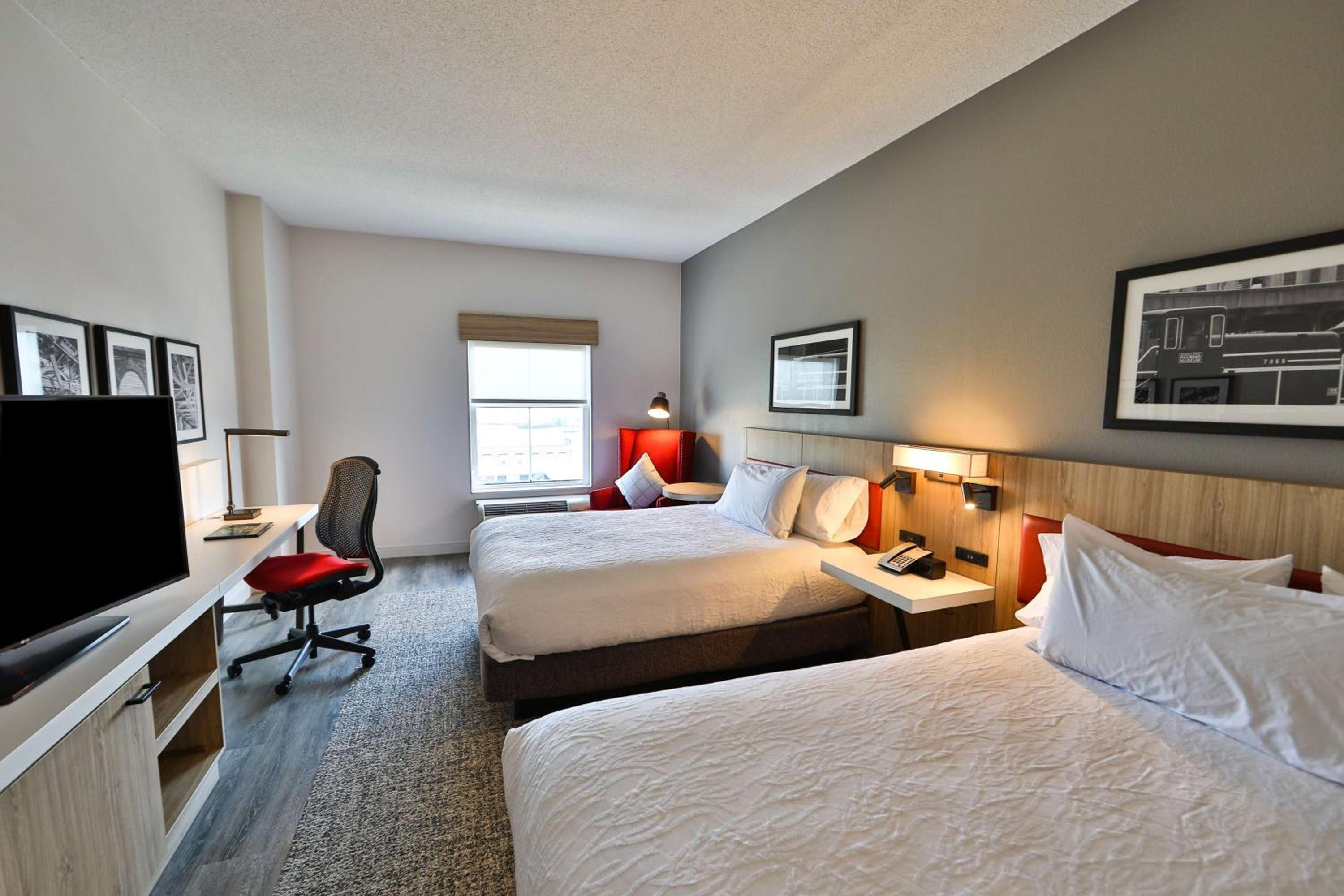 Queen Room with Two Queen Beds - Photo 4