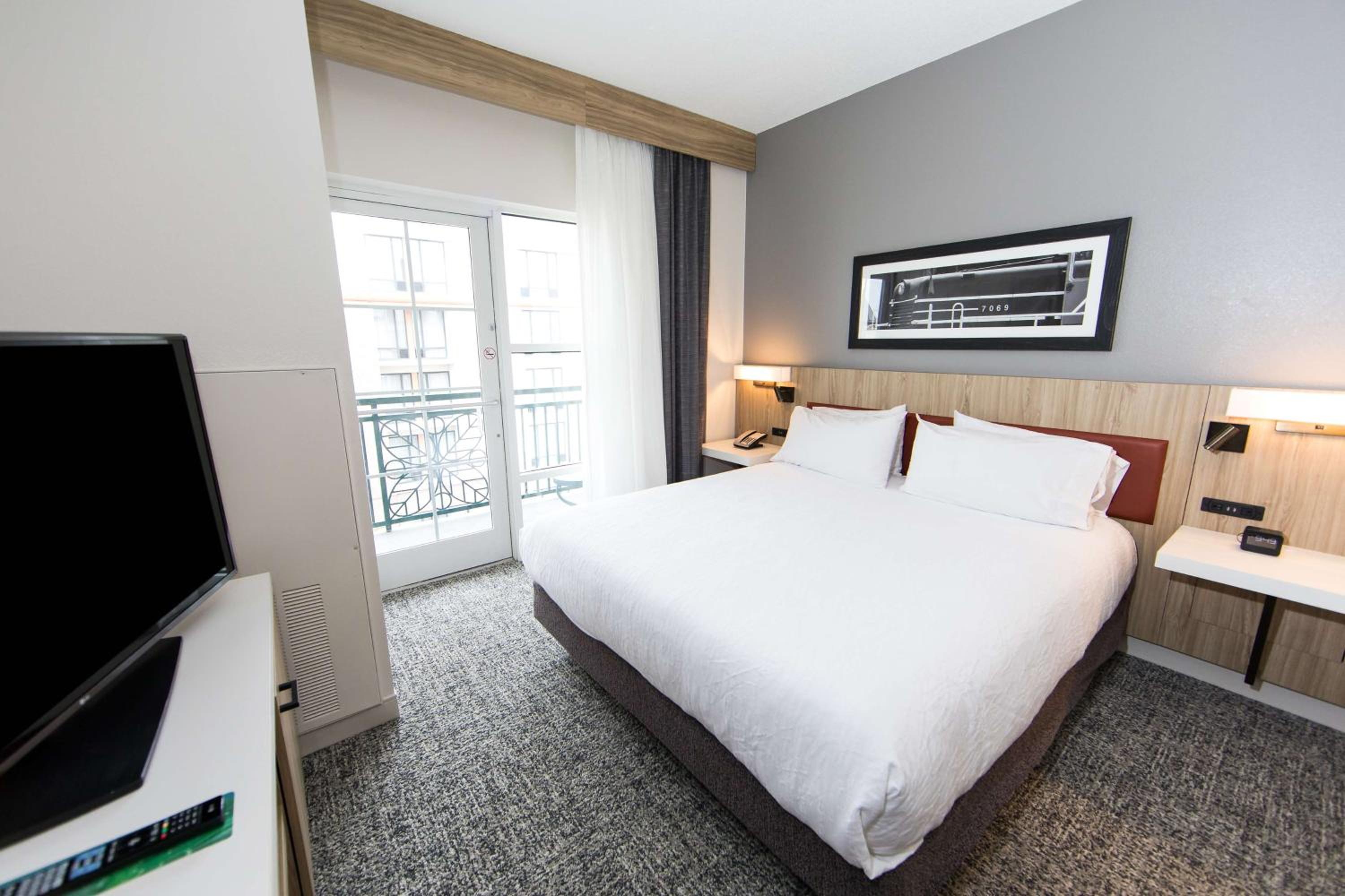 One-Bedroom King Suite with Balcony