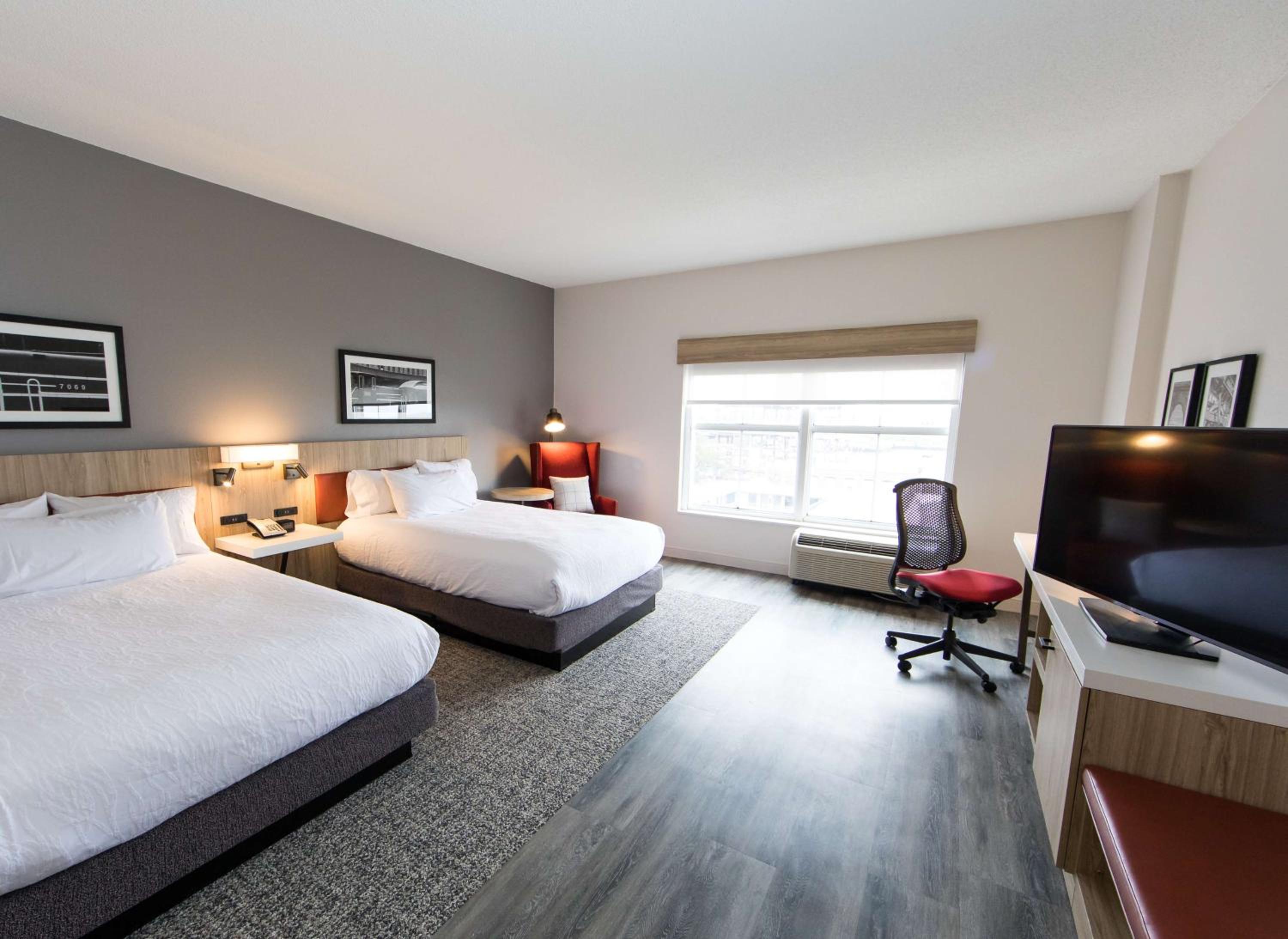 Deluxe Queen Room with Two Queen Beds - Photo 3