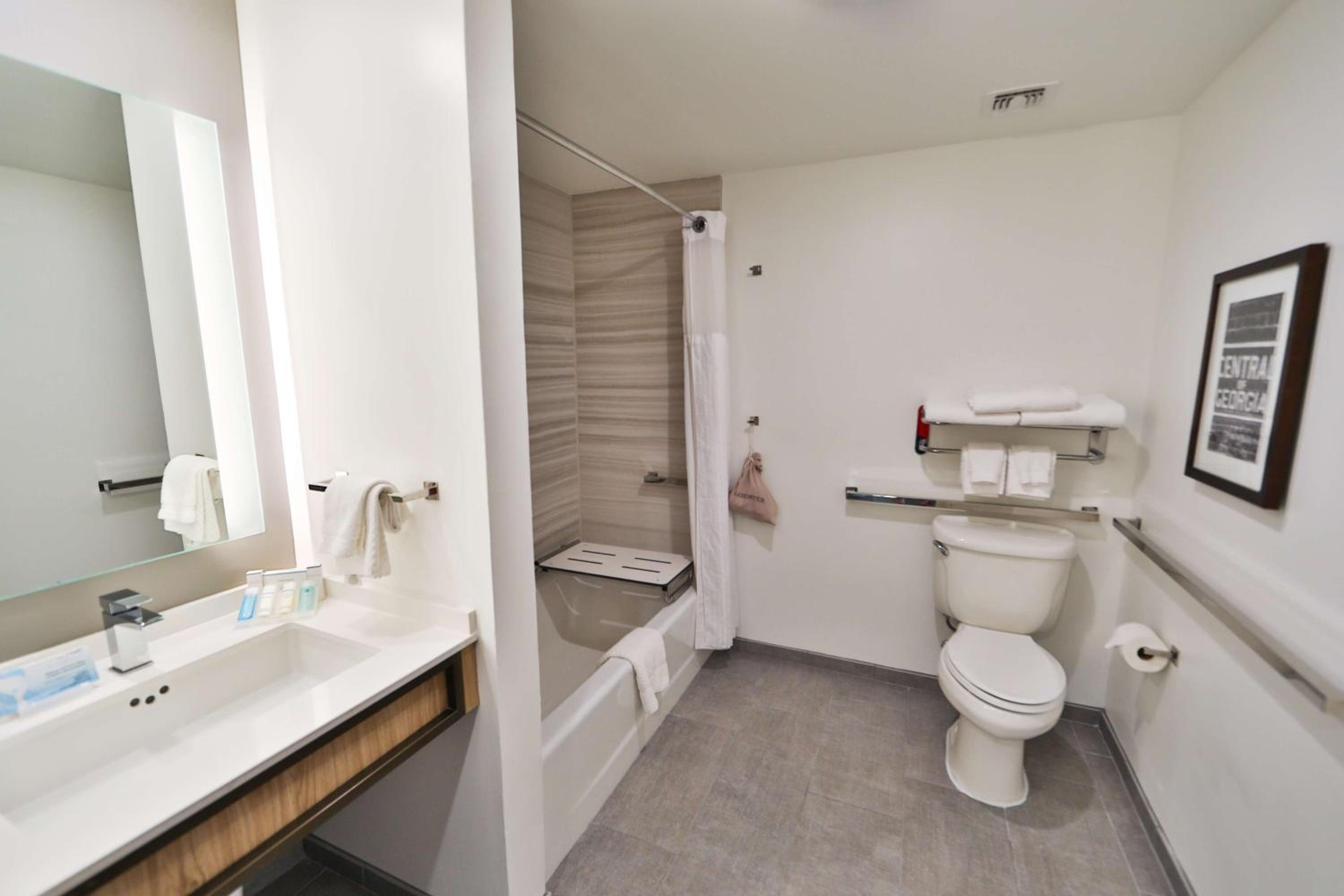 King Room with Tub - Mobility and Hearing Access - Photo 4