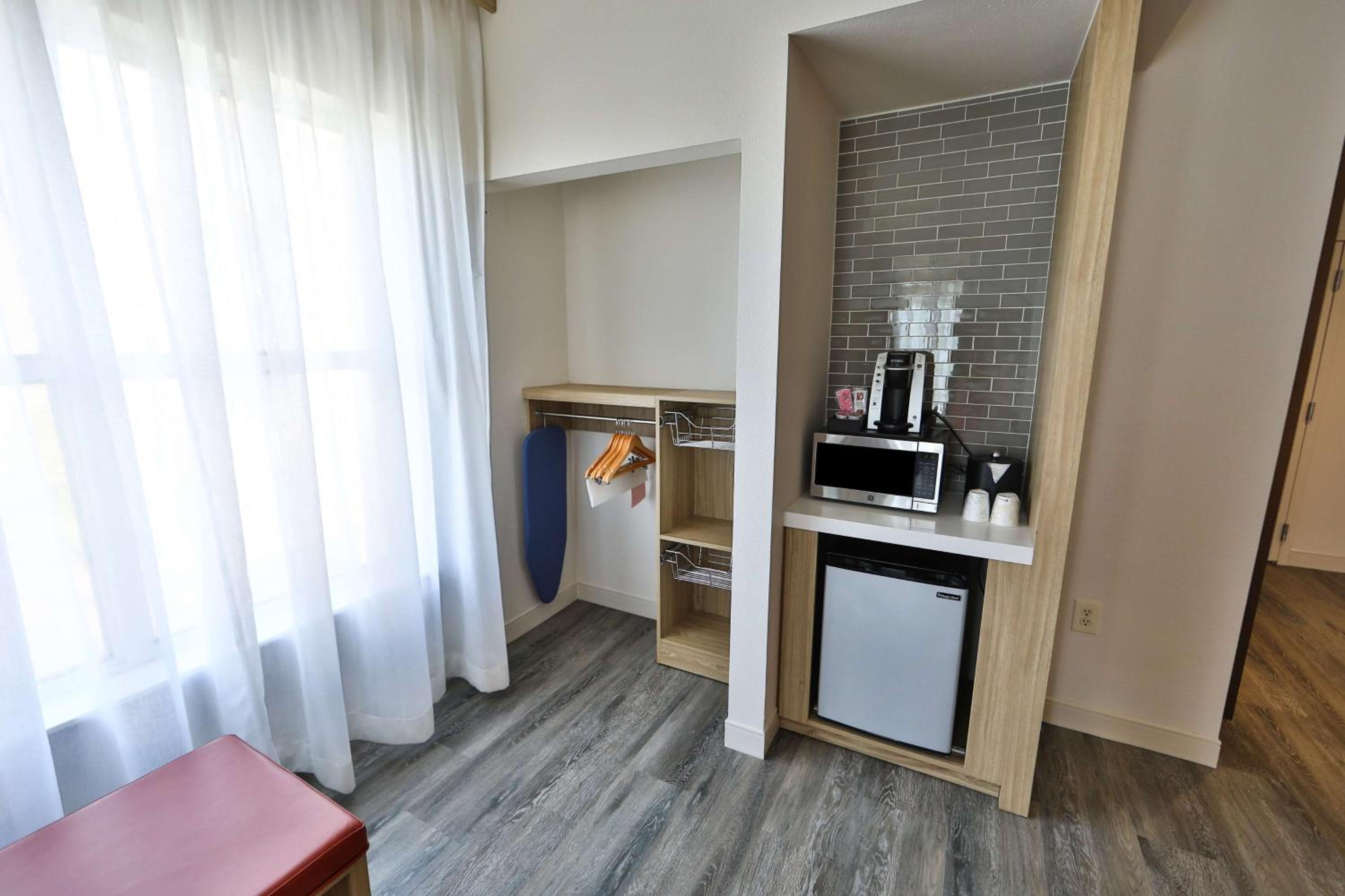 King Room with Bath Tub - Mobility/Hearing Access - Photo 3