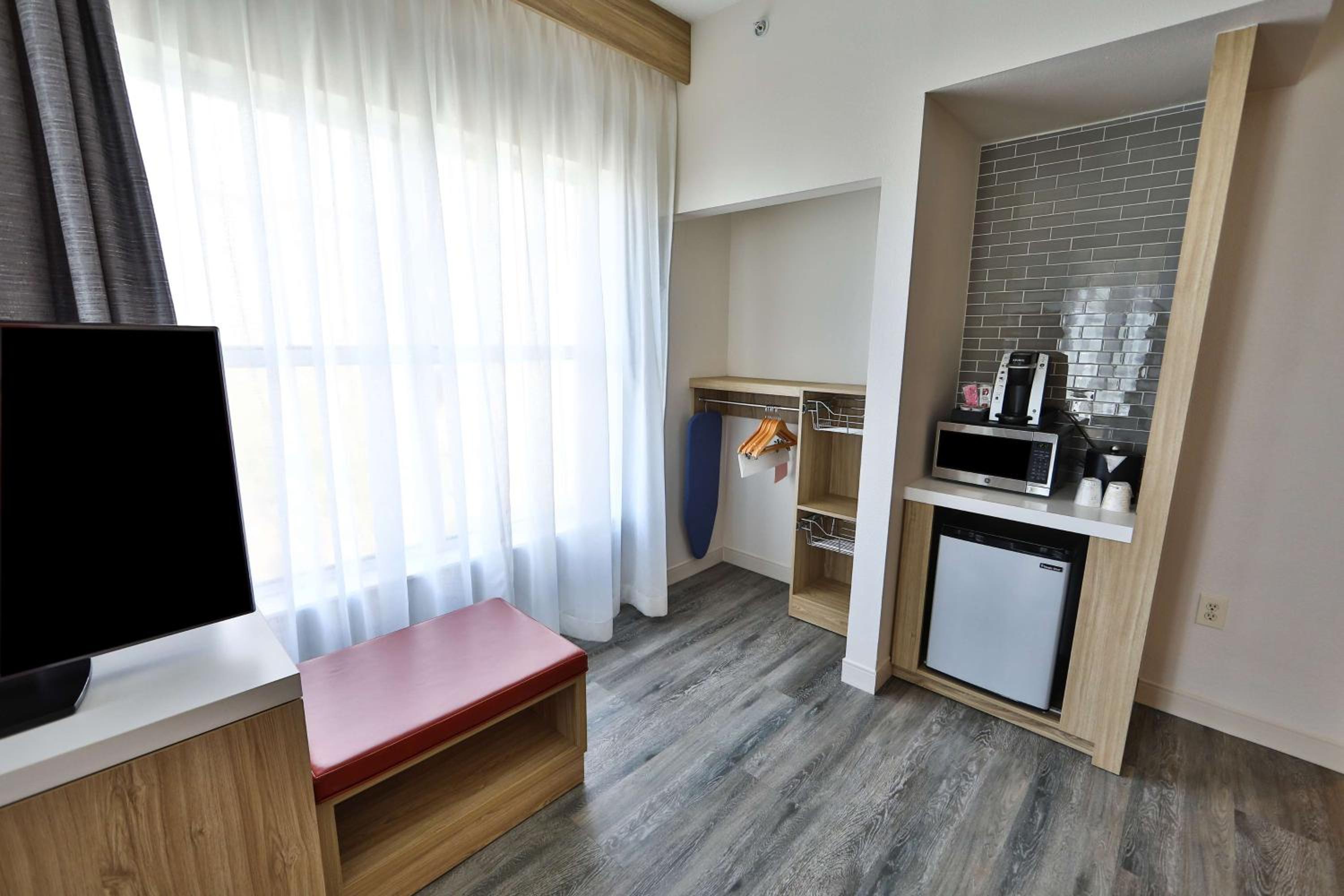 King Room with Tub - Mobility and Hearing Access - Photo 3