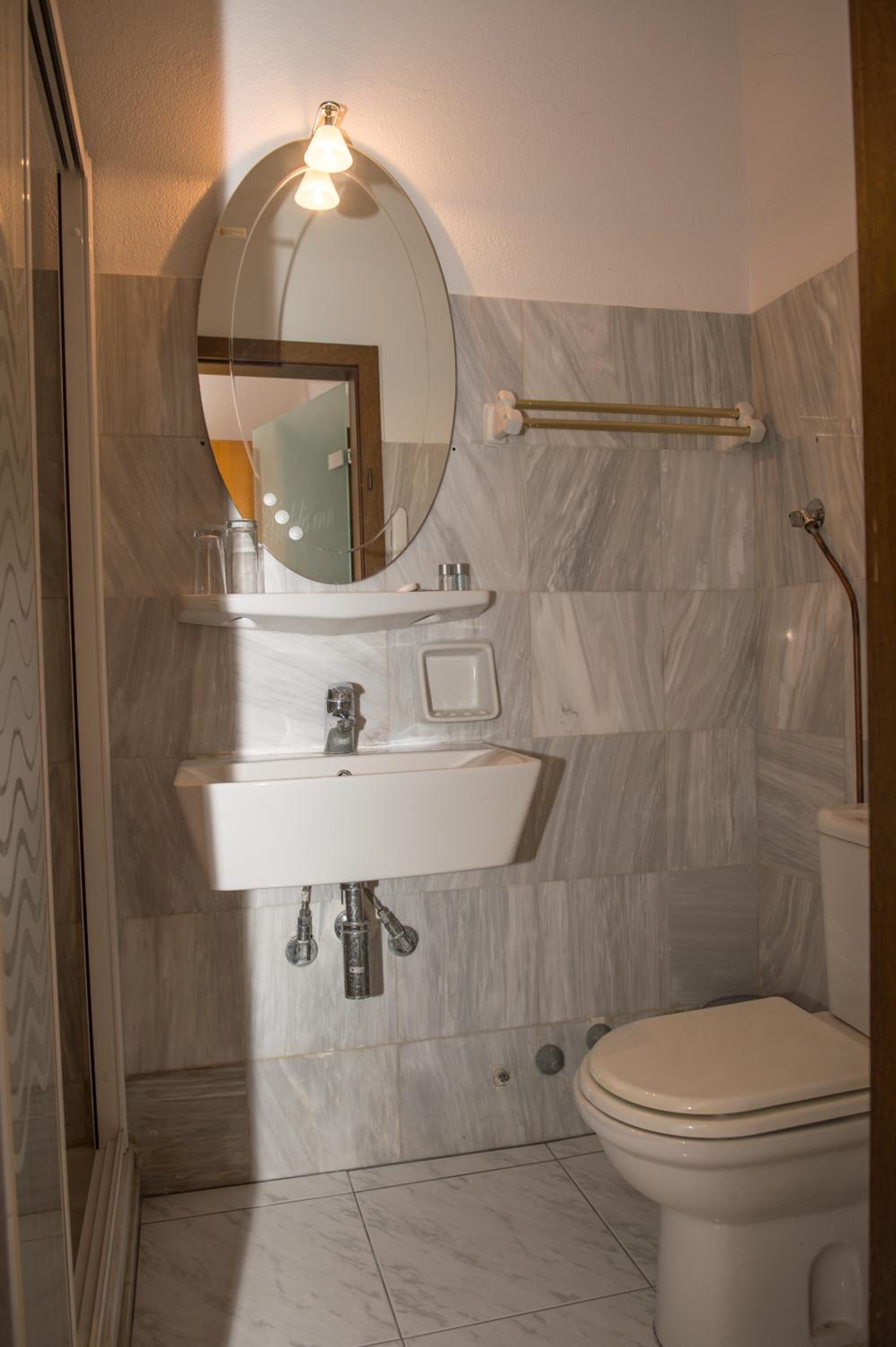Double or Twin Room - Photo 7