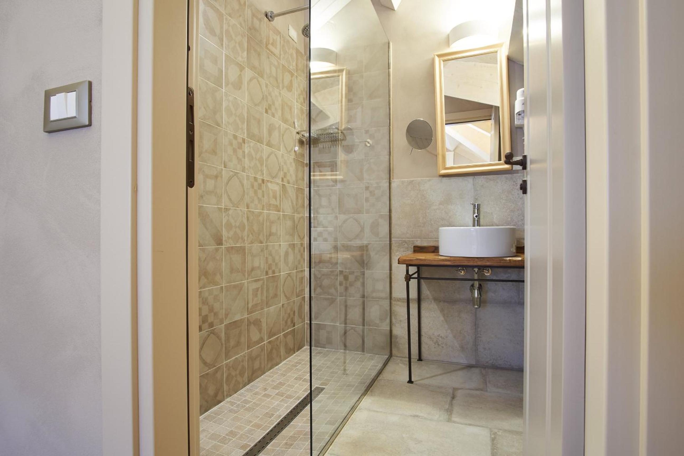 Quadruple Room with Private Bathroom - Photo 3