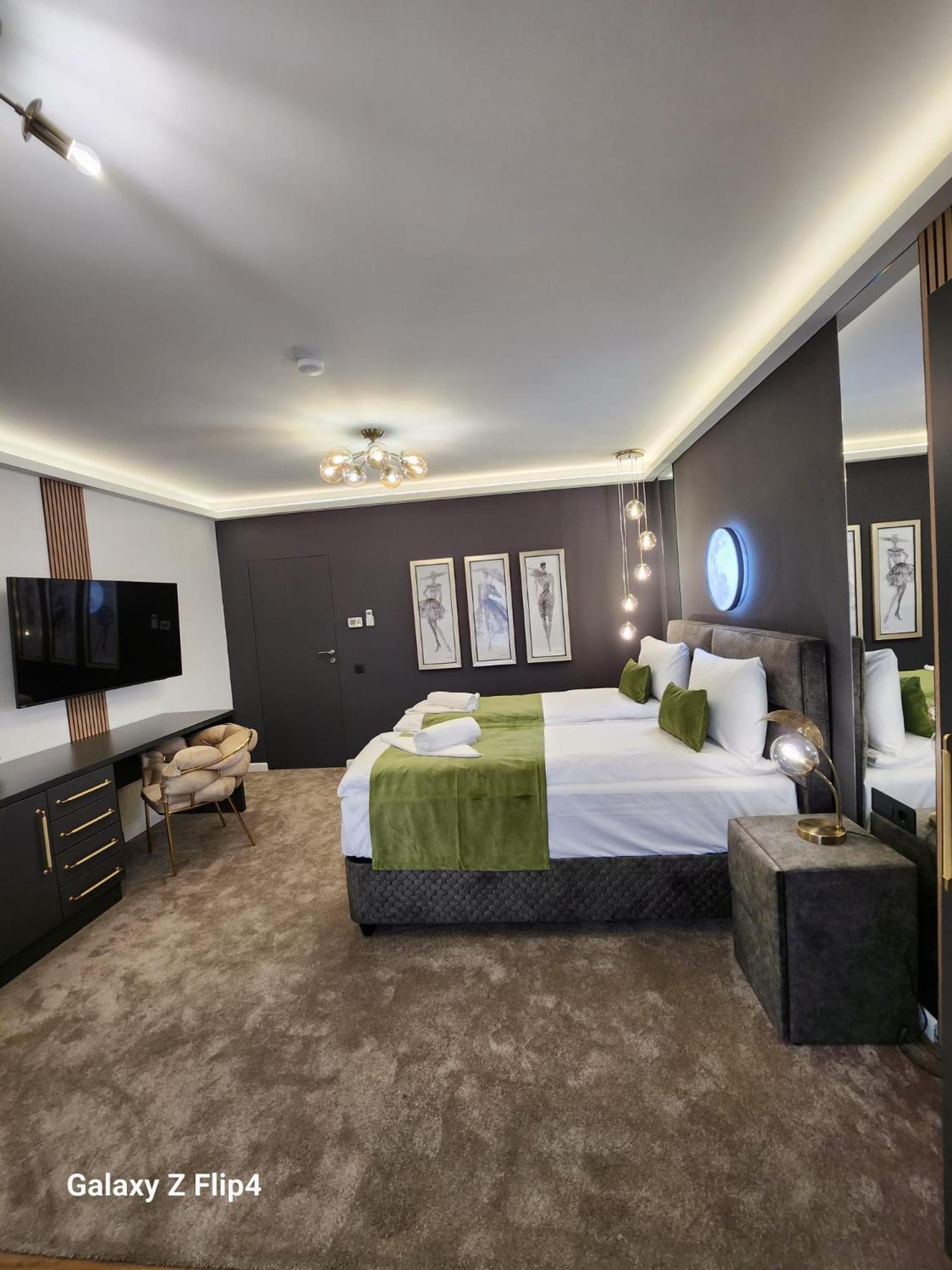 Deluxe King Room