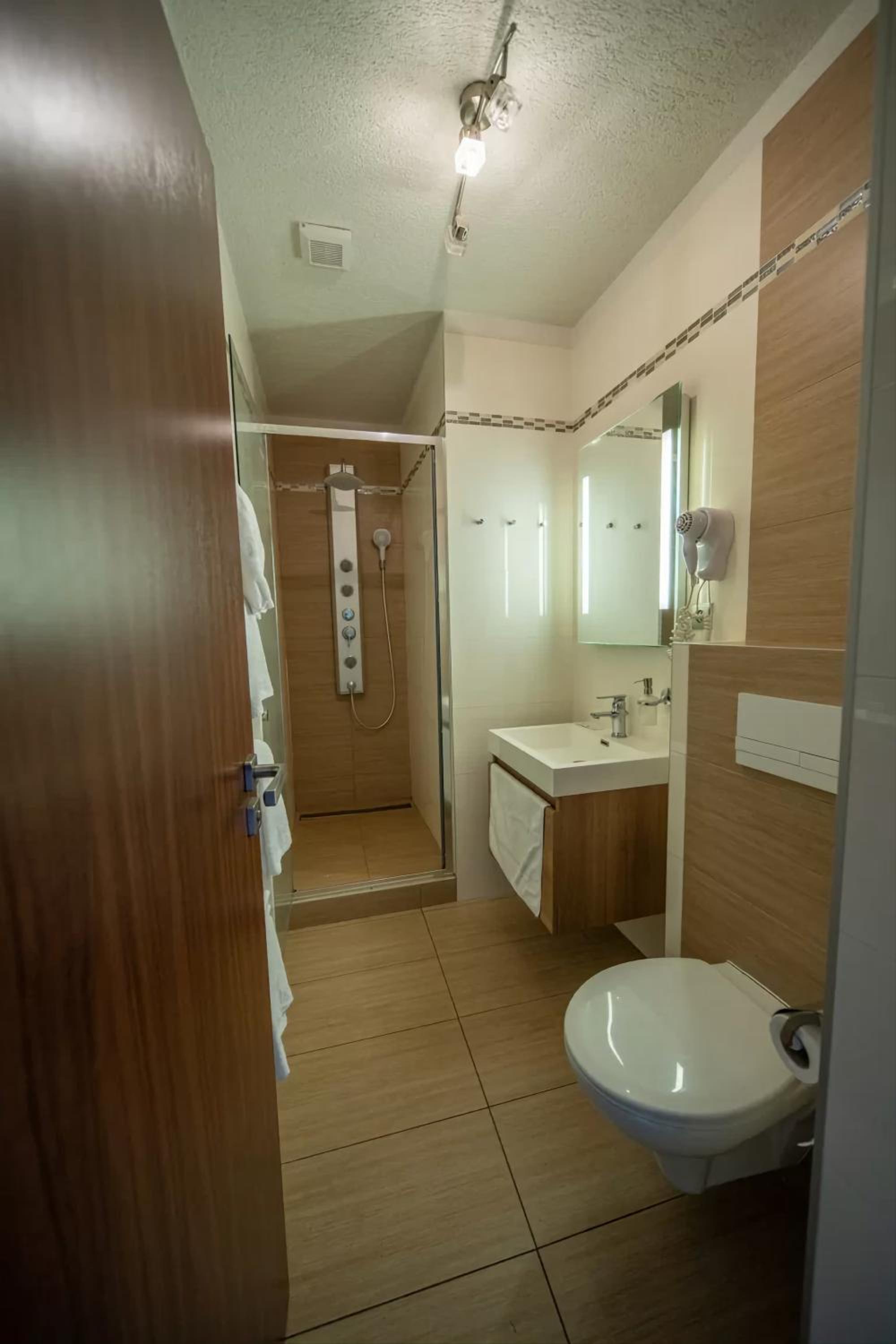 Suite - Photo 3