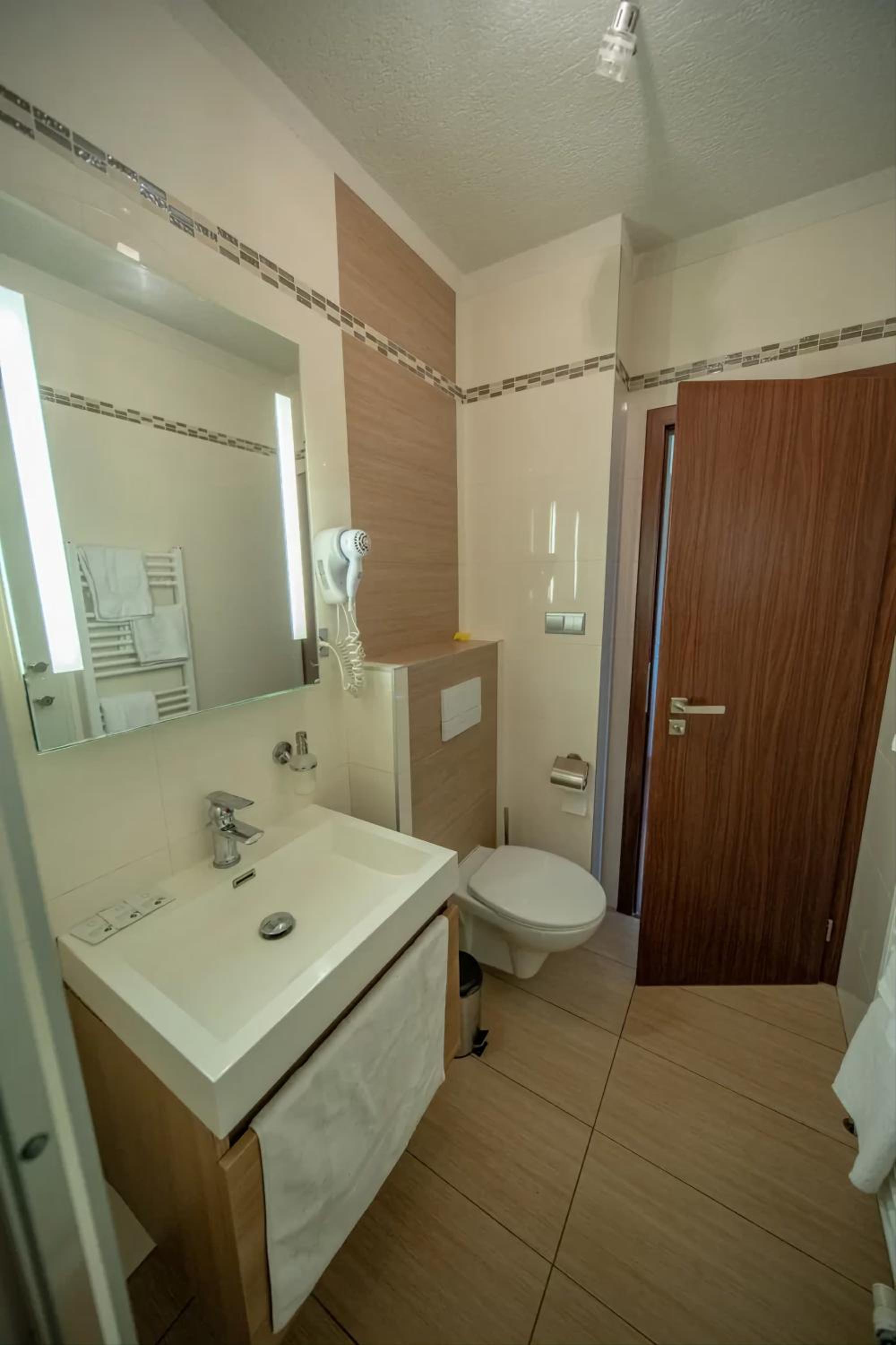 Suite - Photo 8