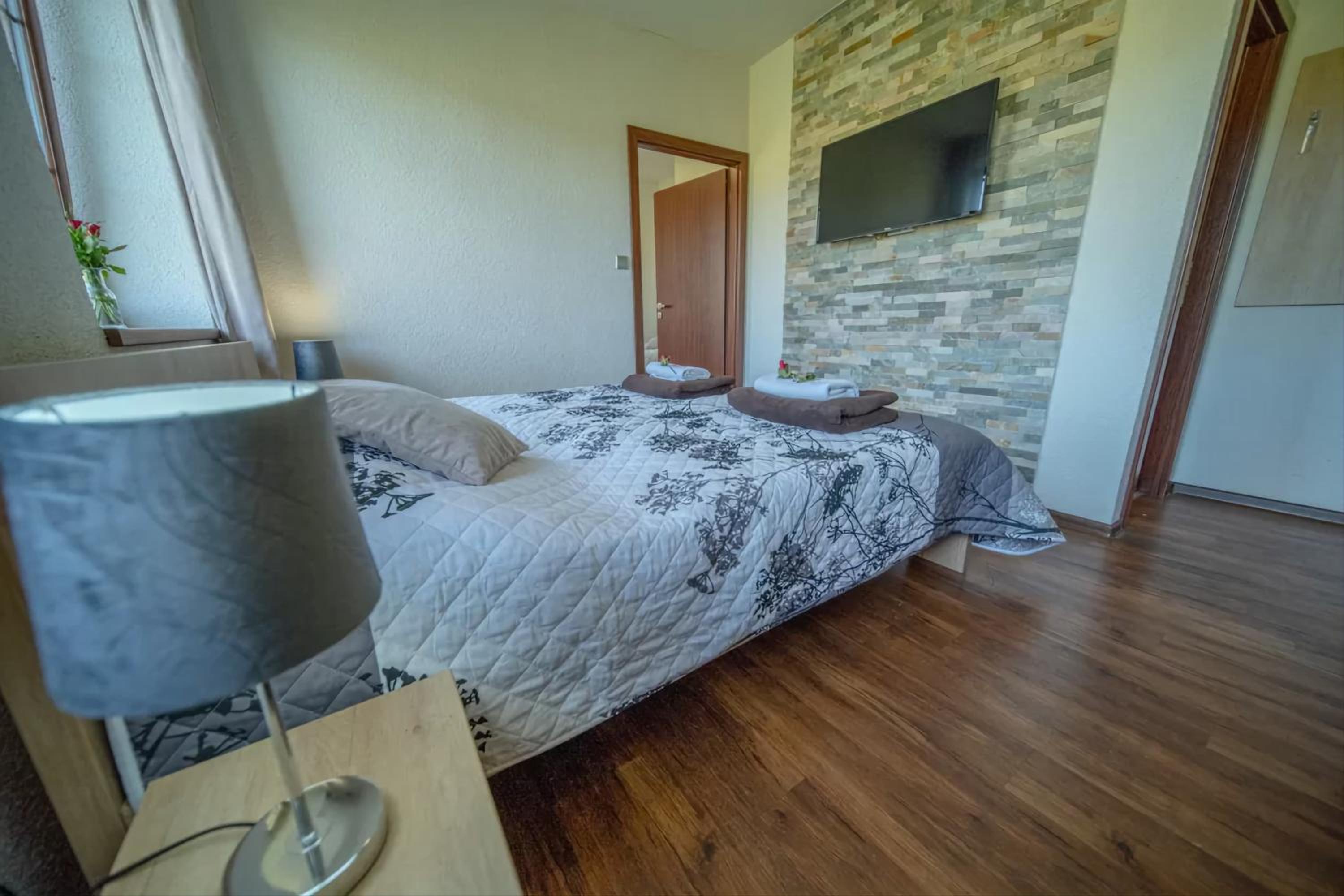 Suite - Photo 1