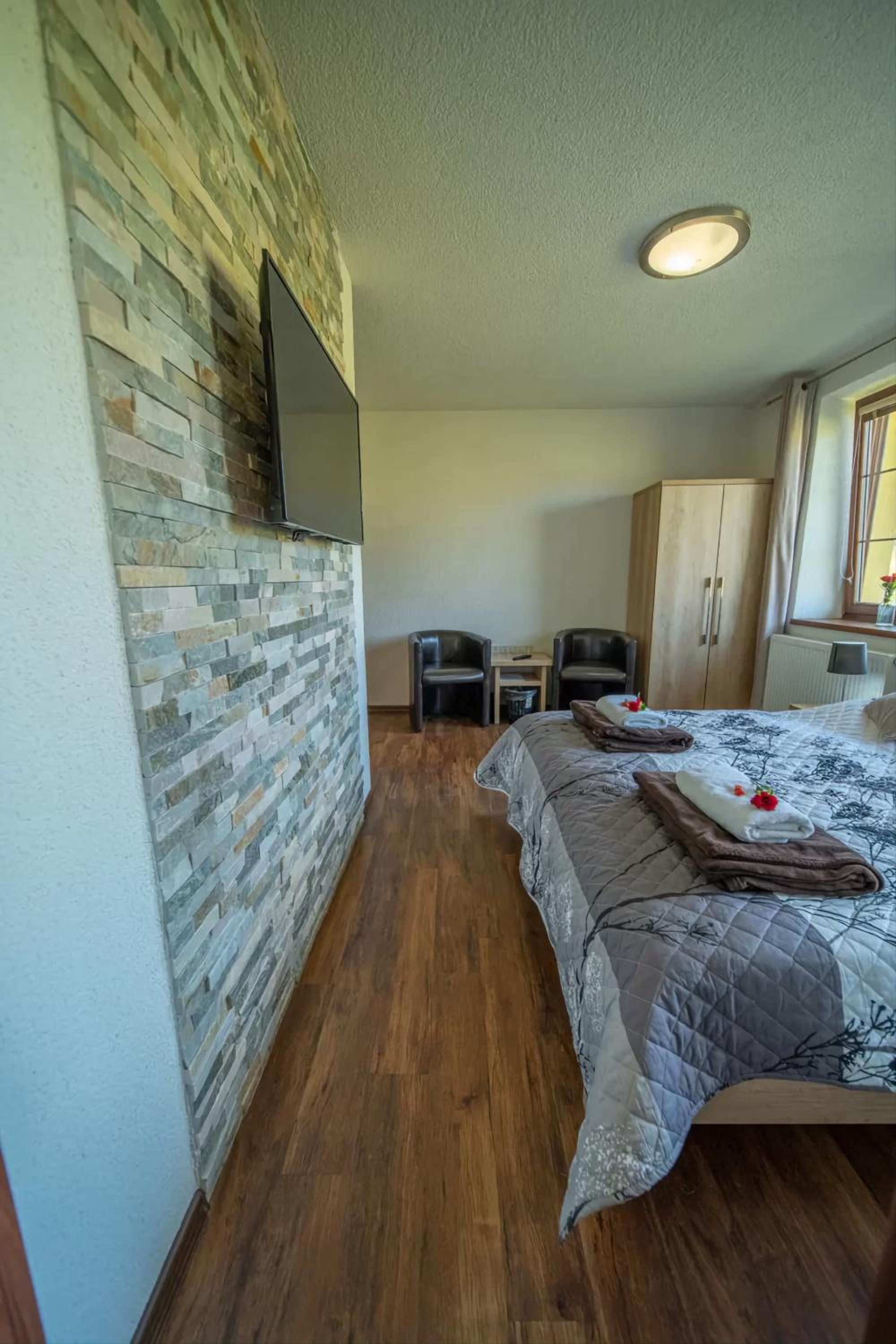 Suite - Photo 10